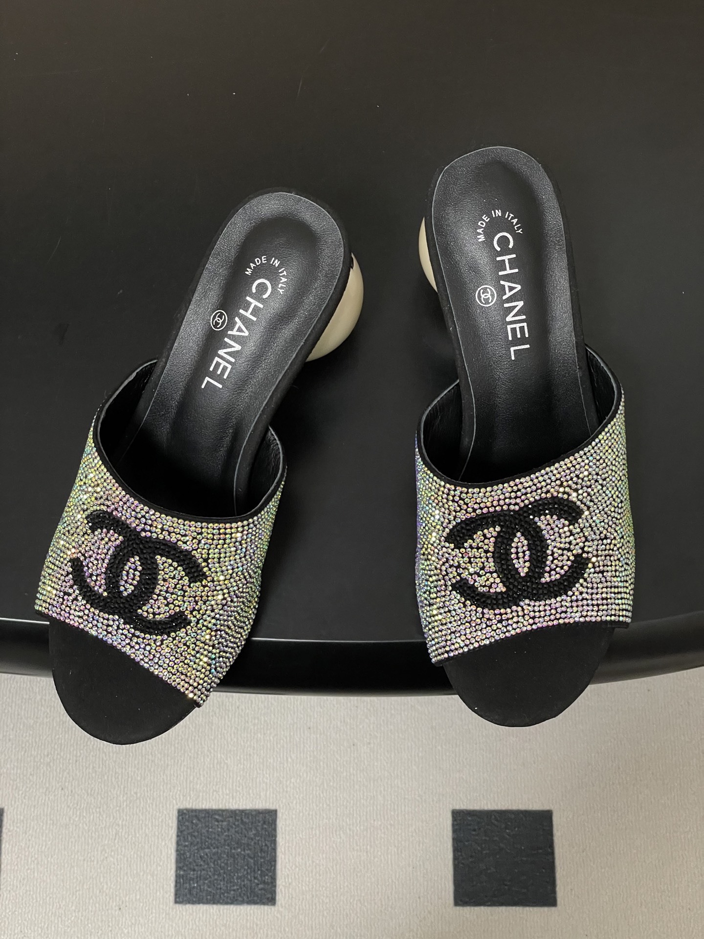 -Chanel 小香2026春夏走秀款双C巨型珍珠跟一字拖鞋经典双C钻面/珍珠蝴蝶结/山茶花高跟凉拖鞋将