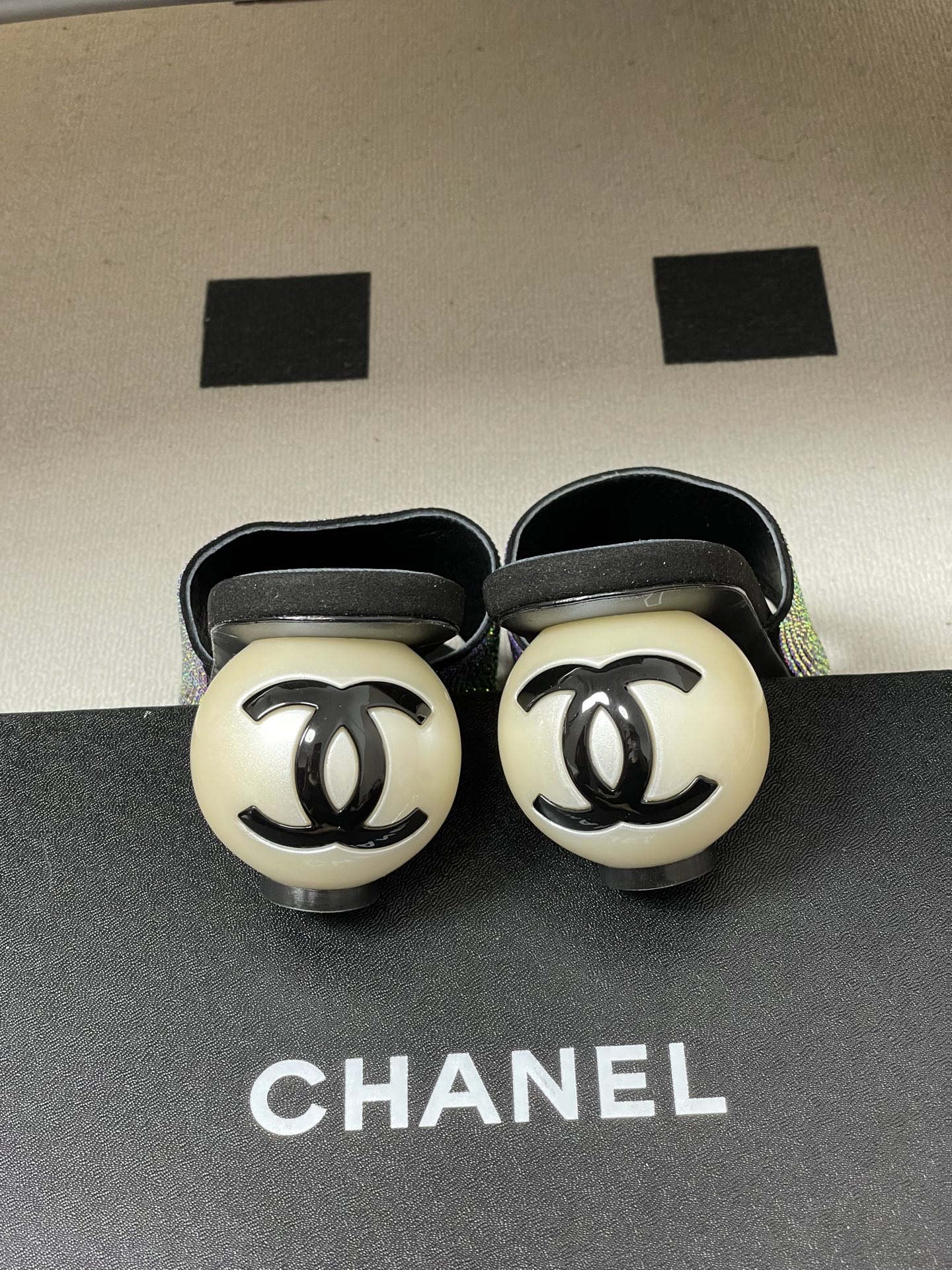 -Chanel 小香2026春夏走秀款双C巨型珍珠跟一字拖鞋经典双C钻面/珍珠蝴蝶结/山茶花高跟凉拖鞋将