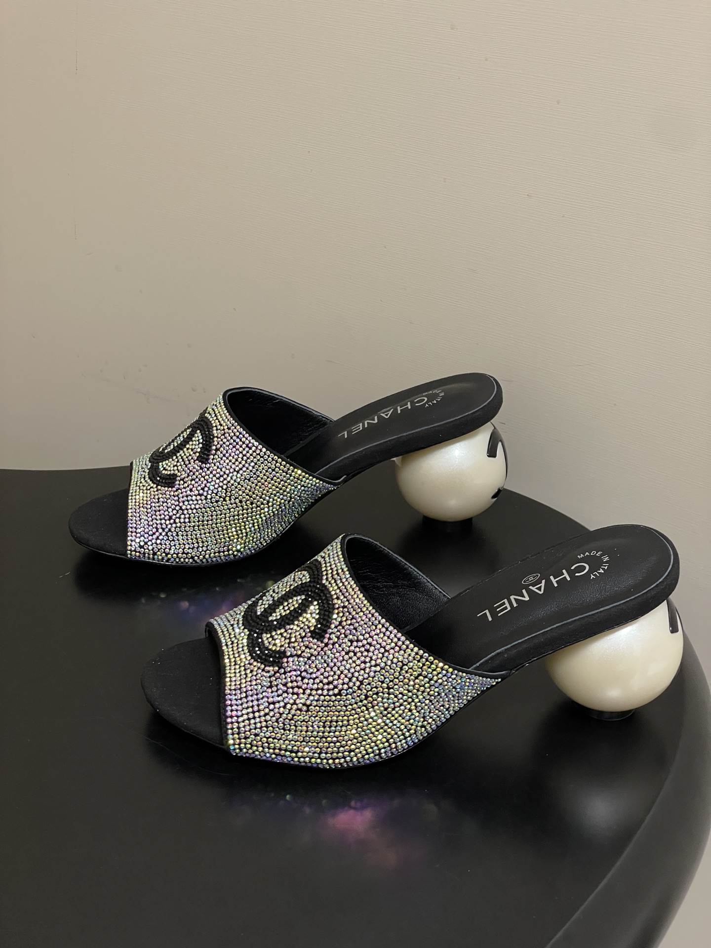 -Chanel 小香2026春夏走秀款双C巨型珍珠跟一字拖鞋经典双C钻面/珍珠蝴蝶结/山茶花高跟凉拖鞋将