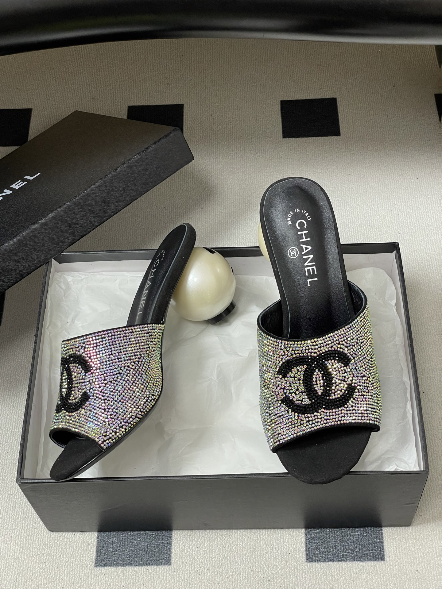 -Chanel 小香2026春夏走秀款双C巨型珍珠跟一字拖鞋经典双C钻面/珍珠蝴蝶结/山茶花高跟凉拖鞋将