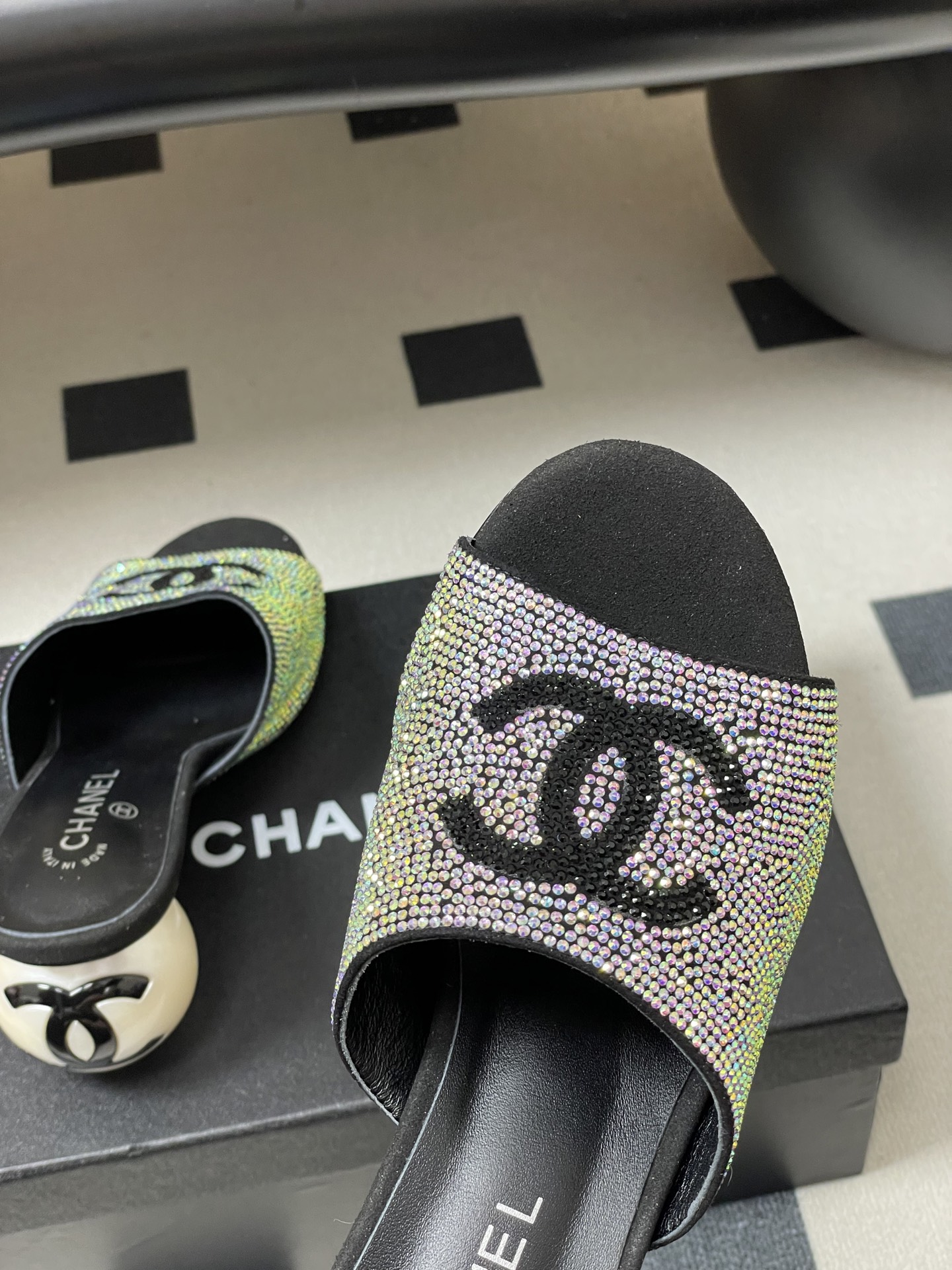 -Chanel 小香2026春夏走秀款双C巨型珍珠跟一字拖鞋经典双C钻面/珍珠蝴蝶结/山茶花高跟凉拖鞋将