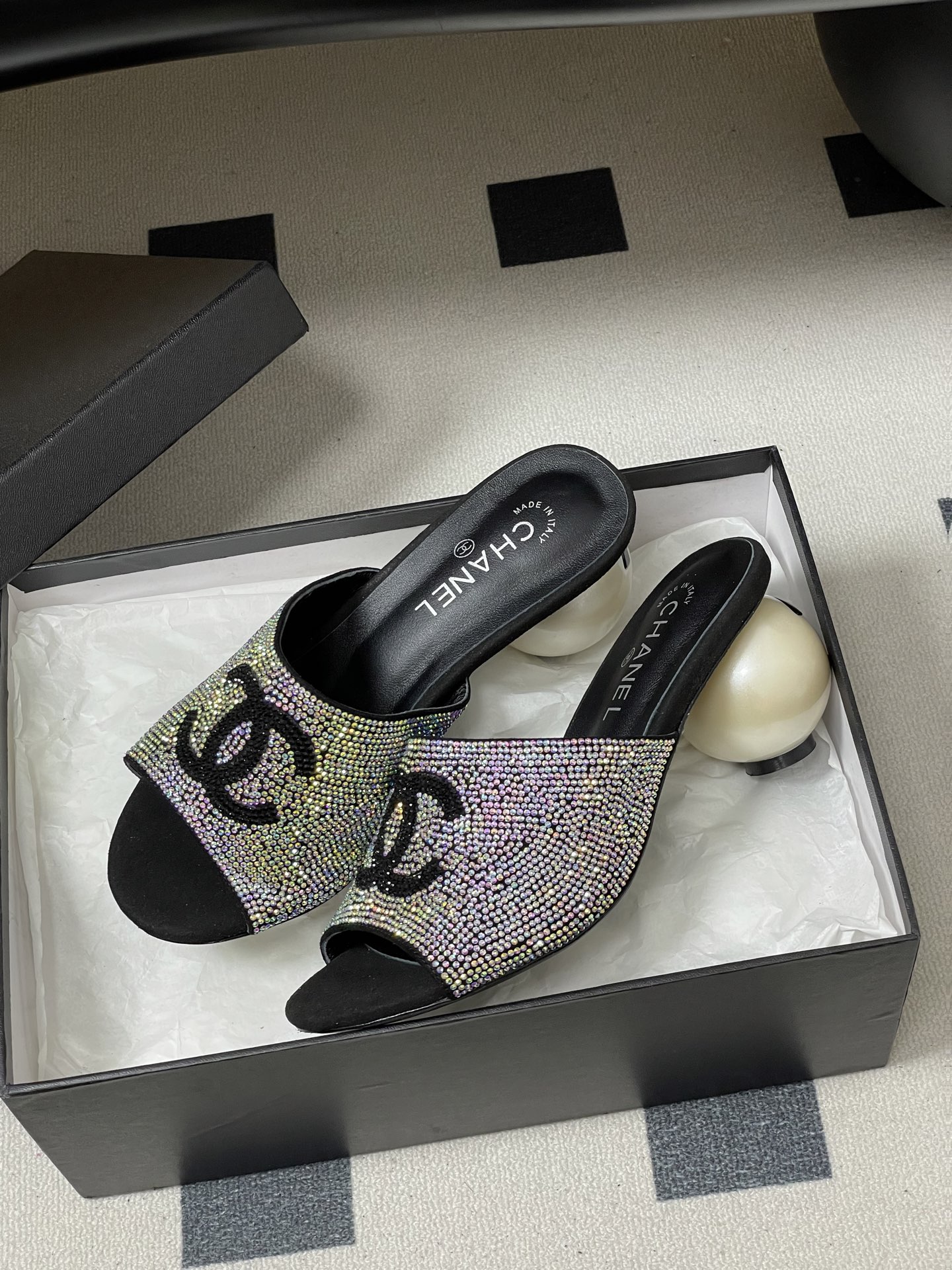 -Chanel 小香2026春夏走秀款双C巨型珍珠跟一字拖鞋经典双C钻面/珍珠蝴蝶结/山茶花高跟凉拖鞋将