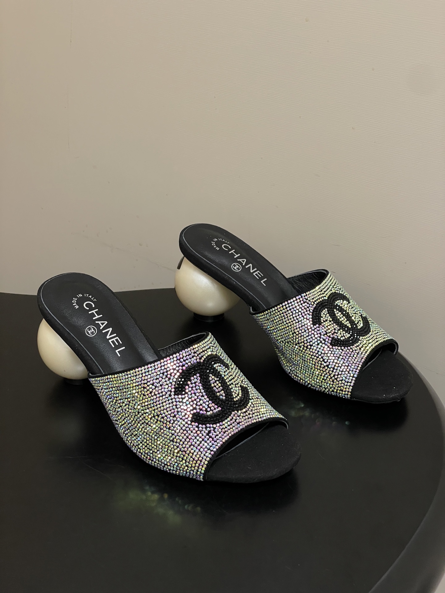 -Chanel 小香2026春夏走秀款双C巨型珍珠跟一字拖鞋经典双C钻面/珍珠蝴蝶结/山茶花高跟凉拖鞋将