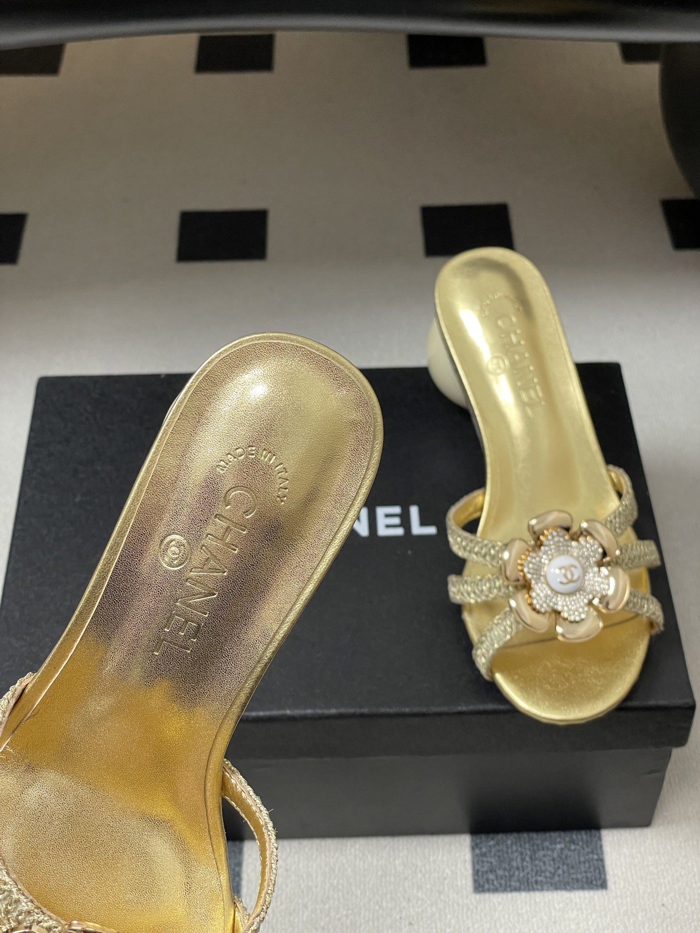-Chanel 小香2026春夏走秀款双C巨型珍珠跟一字拖鞋经典双C钻面/珍珠蝴蝶结/山茶花高跟凉拖鞋将