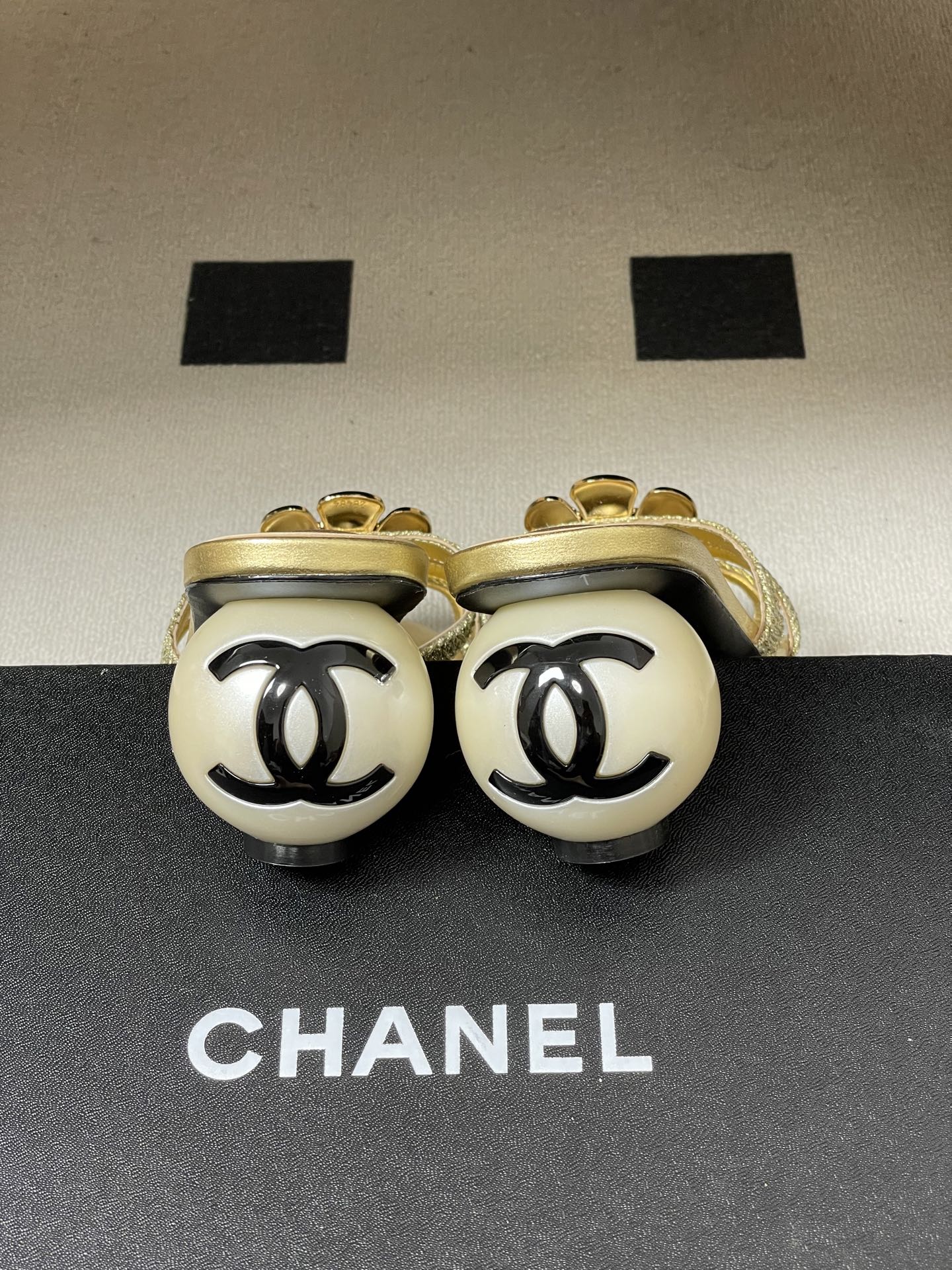 -Chanel 小香2026春夏走秀款双C巨型珍珠跟一字拖鞋经典双C钻面/珍珠蝴蝶结/山茶花高跟凉拖鞋将