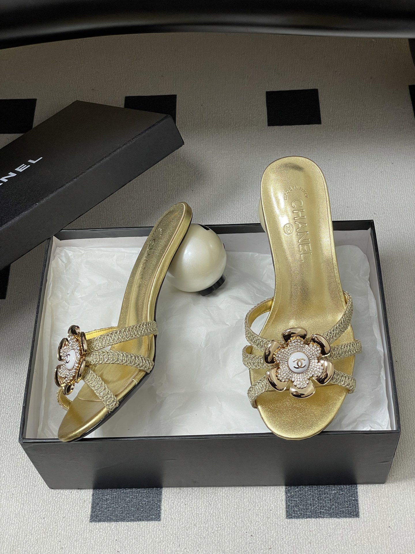 -Chanel 小香2026春夏走秀款双C巨型珍珠跟一字拖鞋经典双C钻面/珍珠蝴蝶结/山茶花高跟凉拖鞋将