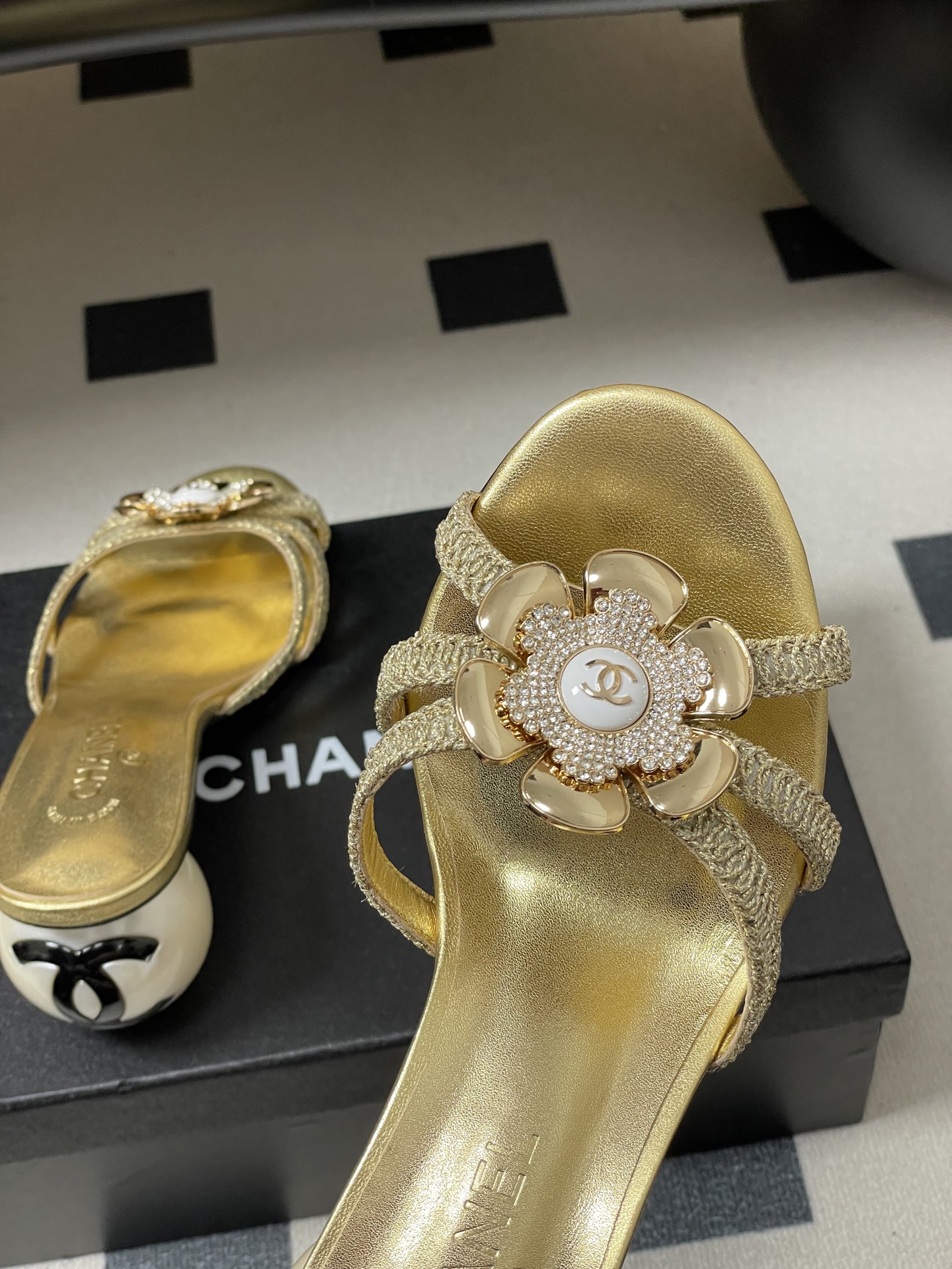 -Chanel 小香2026春夏走秀款双C巨型珍珠跟一字拖鞋经典双C钻面/珍珠蝴蝶结/山茶花高跟凉拖鞋将