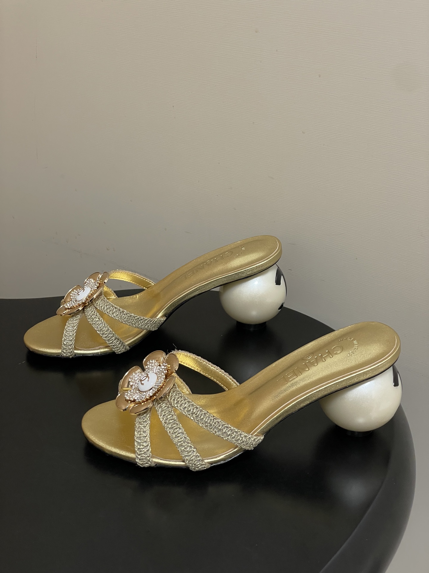 -Chanel 小香2026春夏走秀款双C巨型珍珠跟一字拖鞋经典双C钻面/珍珠蝴蝶结/山茶花高跟凉拖鞋将