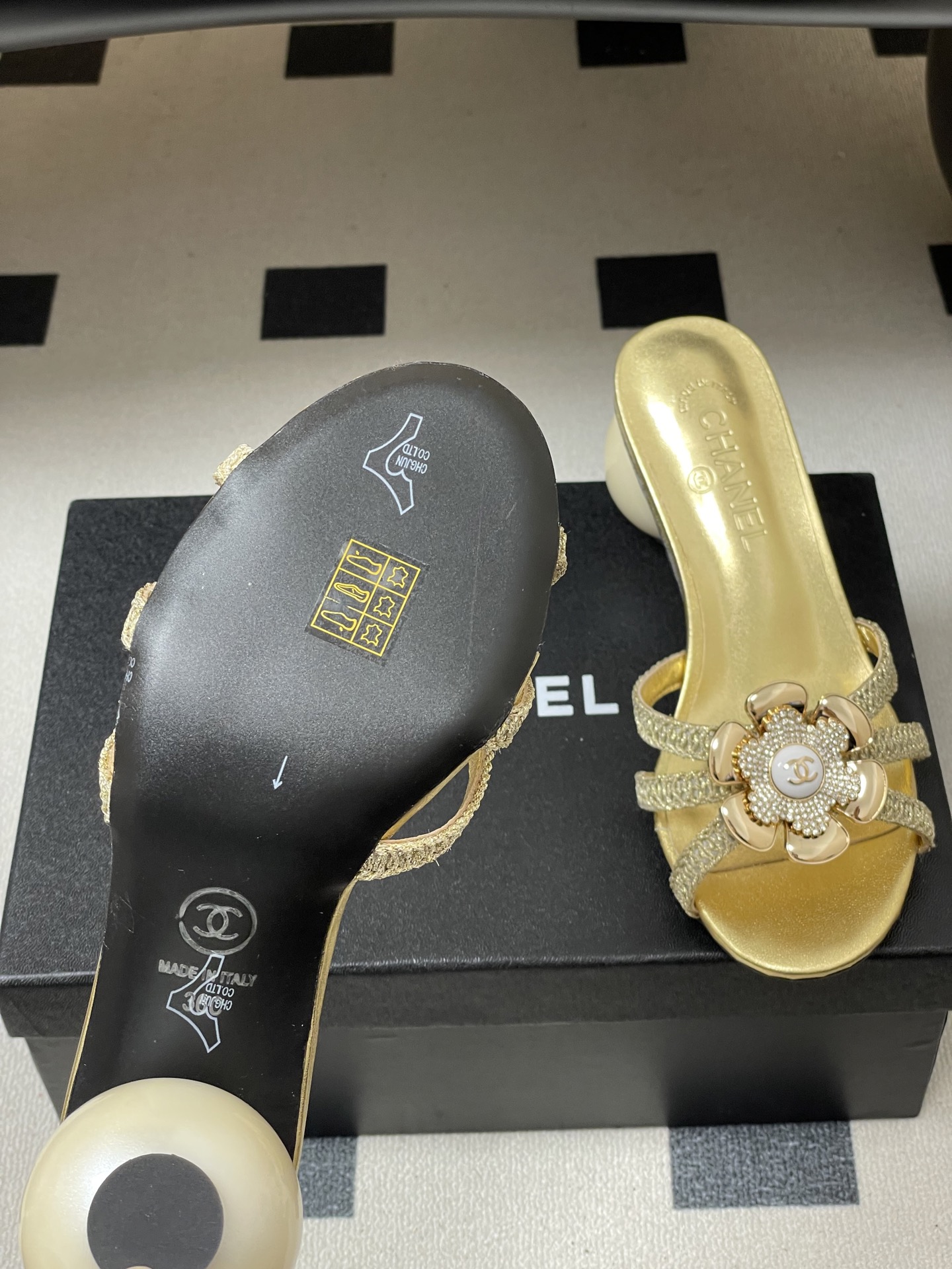 -Chanel 小香2026春夏走秀款双C巨型珍珠跟一字拖鞋经典双C钻面/珍珠蝴蝶结/山茶花高跟凉拖鞋将