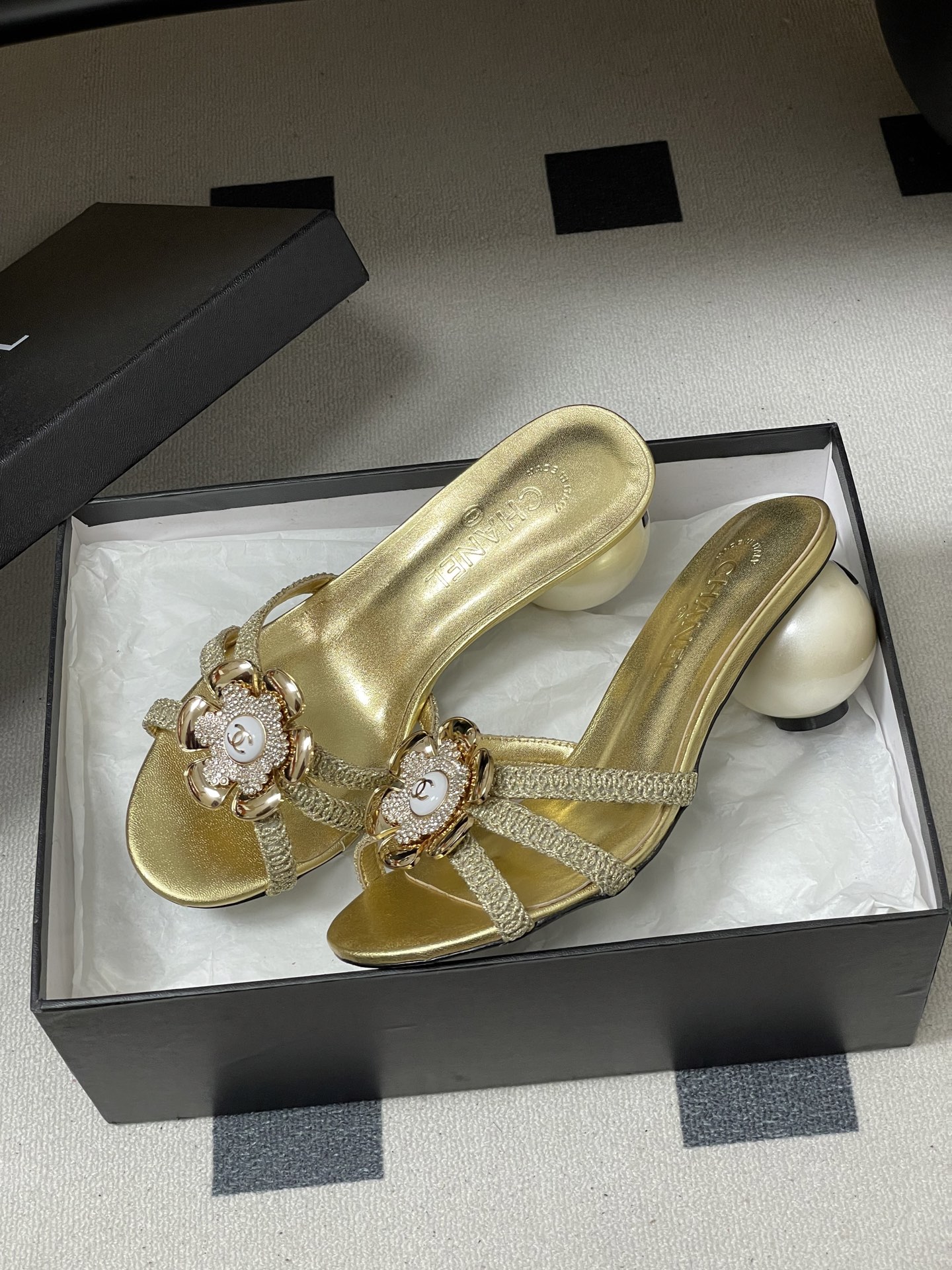 -Chanel 小香2026春夏走秀款双C巨型珍珠跟一字拖鞋经典双C钻面/珍珠蝴蝶结/山茶花高跟凉拖鞋将