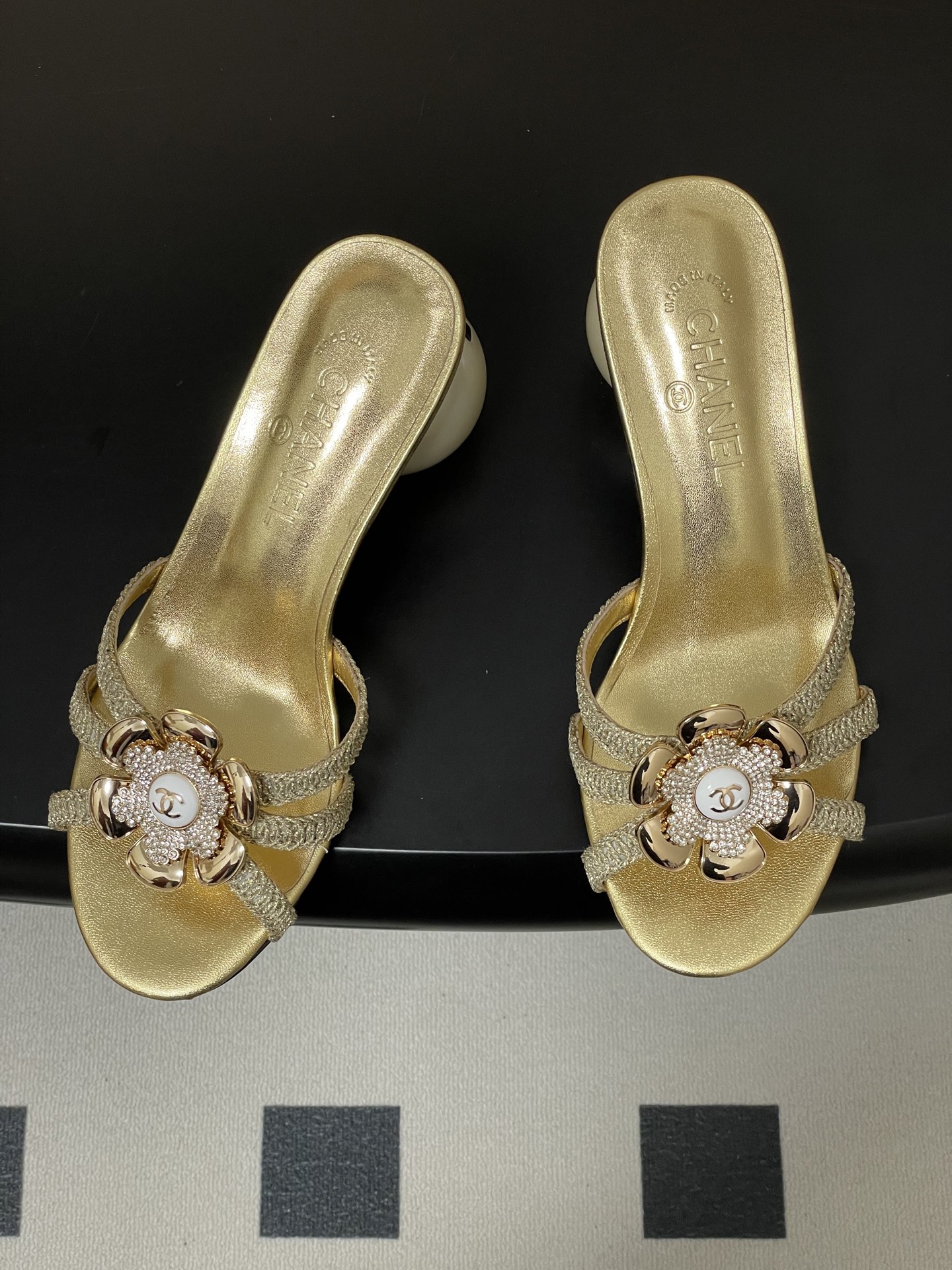 -Chanel 小香2026春夏走秀款双C巨型珍珠跟一字拖鞋经典双C钻面/珍珠蝴蝶结/山茶花高跟凉拖鞋将