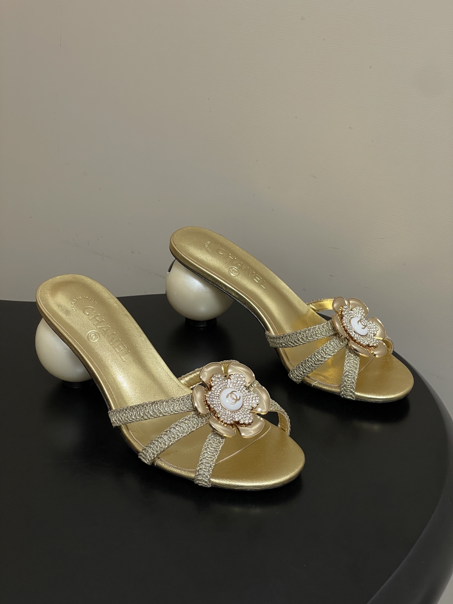 -Chanel 小香2026春夏走秀款双C巨型珍珠跟一字拖鞋经典双C钻面/珍珠蝴蝶结/山茶花高跟凉拖鞋将