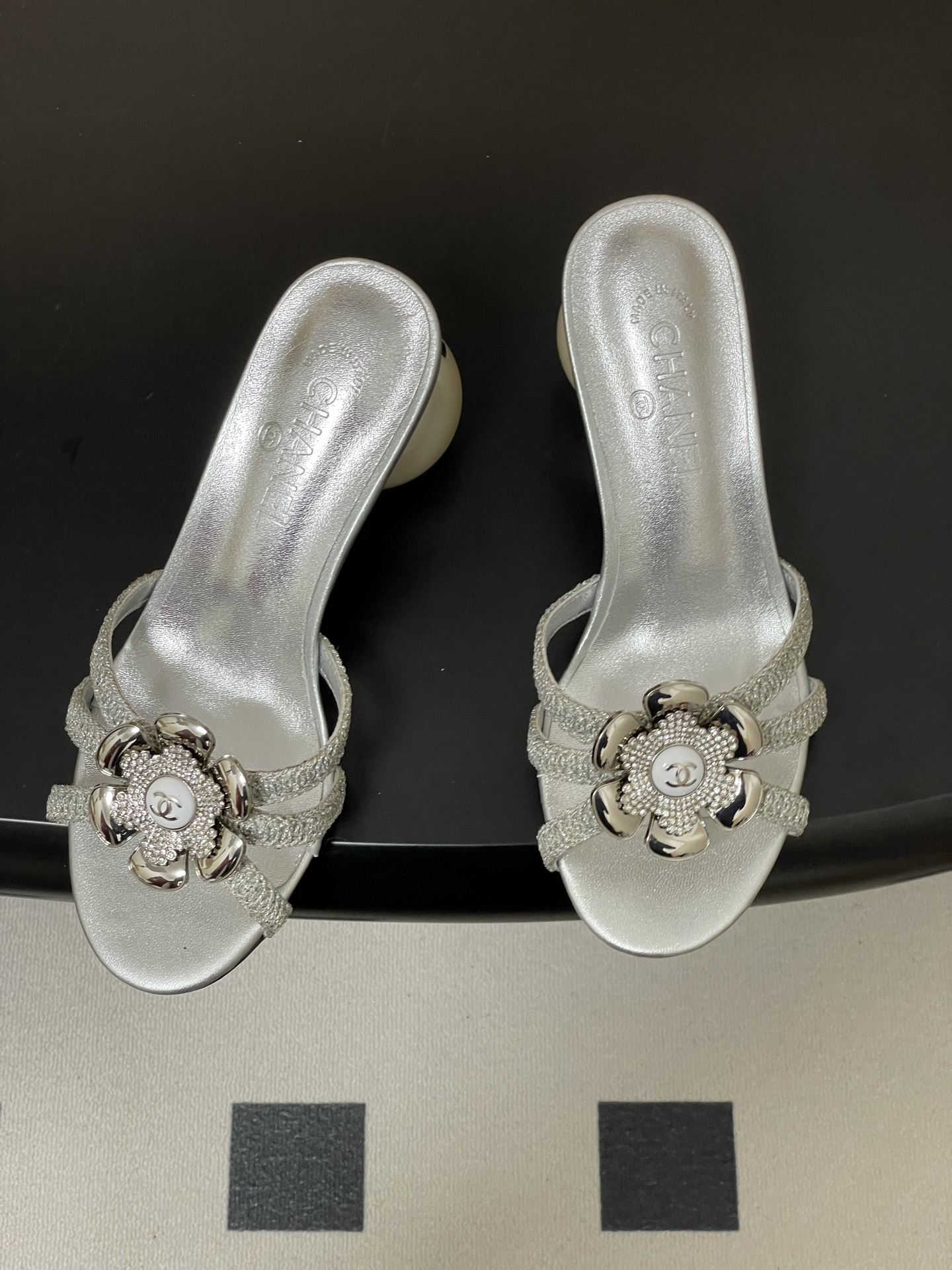 -Chanel 小香2026春夏走秀款双C巨型珍珠跟一字拖鞋经典双C钻面/珍珠蝴蝶结/山茶花高跟凉拖鞋将