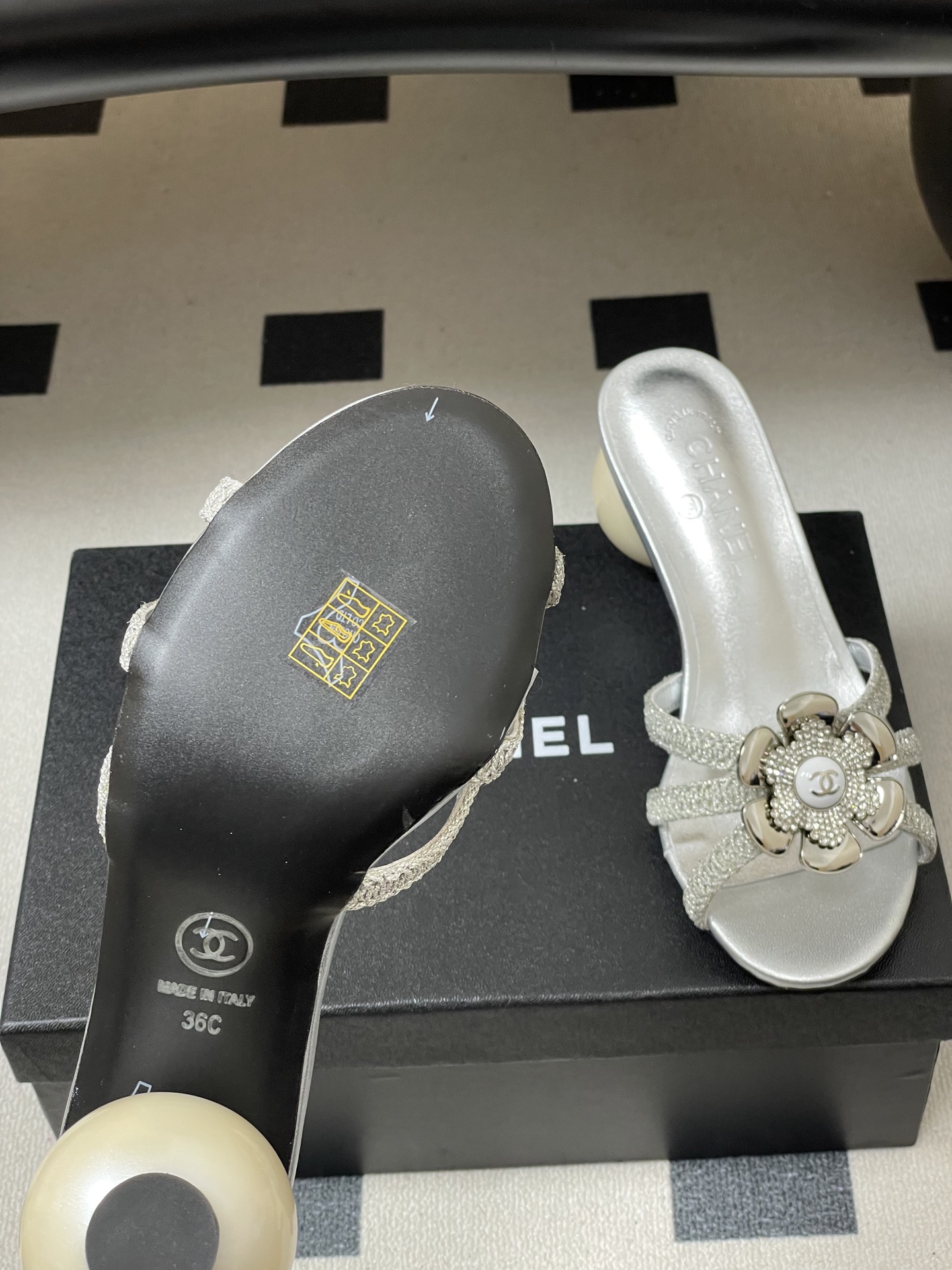 -Chanel 小香2026春夏走秀款双C巨型珍珠跟一字拖鞋经典双C钻面/珍珠蝴蝶结/山茶花高跟凉拖鞋将