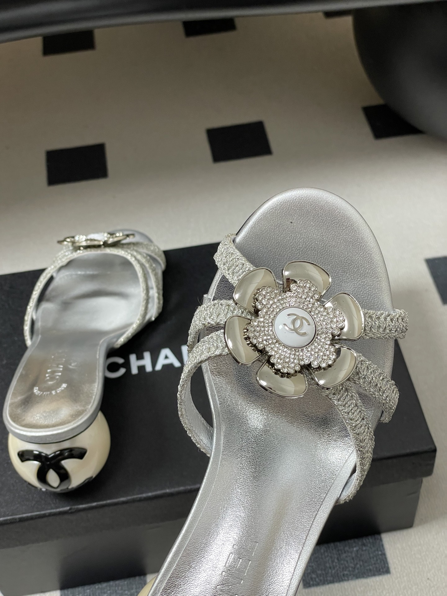 -Chanel 小香2026春夏走秀款双C巨型珍珠跟一字拖鞋经典双C钻面/珍珠蝴蝶结/山茶花高跟凉拖鞋将