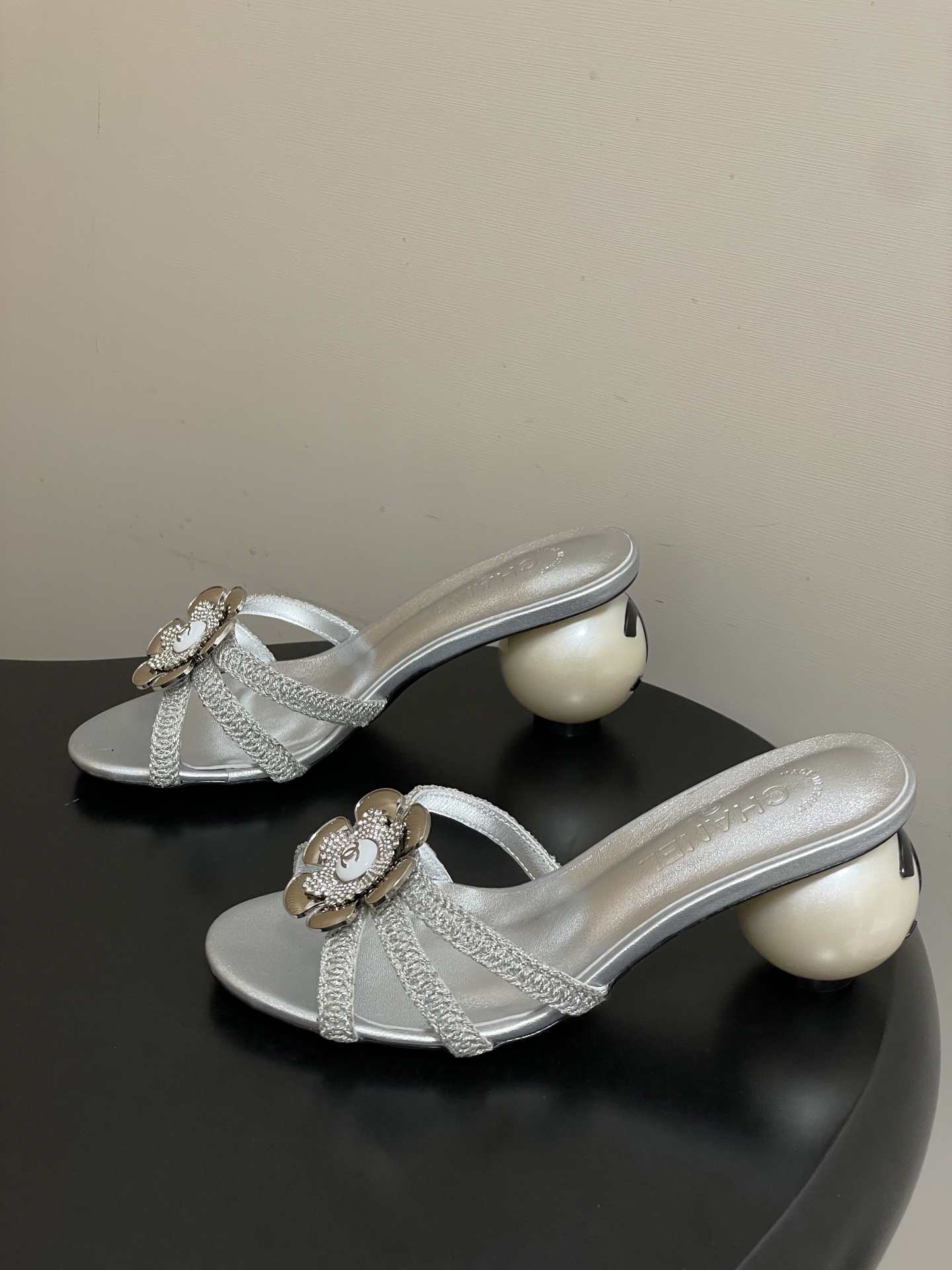 -Chanel 小香2026春夏走秀款双C巨型珍珠跟一字拖鞋经典双C钻面/珍珠蝴蝶结/山茶花高跟凉拖鞋将