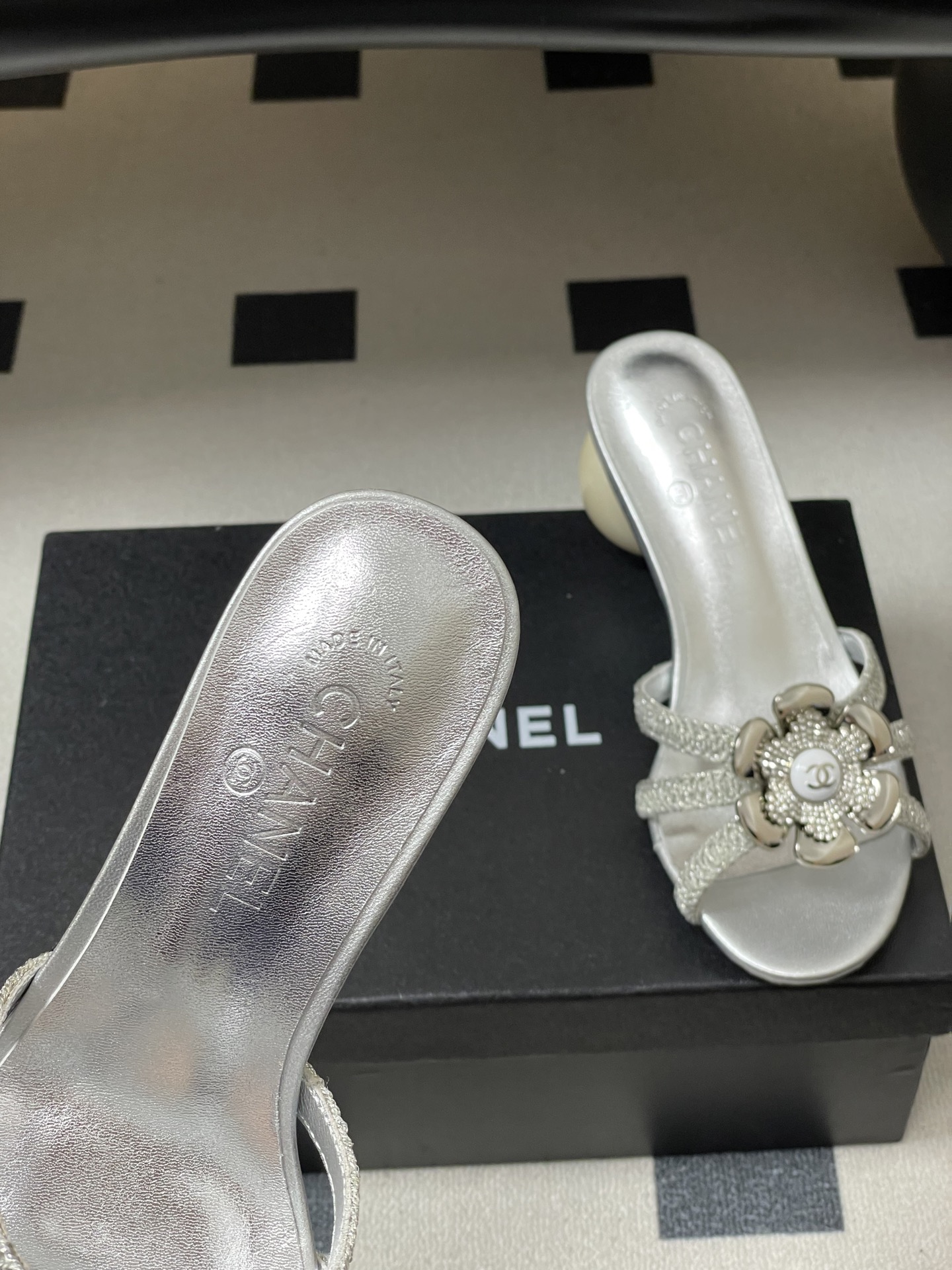 -Chanel 小香2026春夏走秀款双C巨型珍珠跟一字拖鞋经典双C钻面/珍珠蝴蝶结/山茶花高跟凉拖鞋将