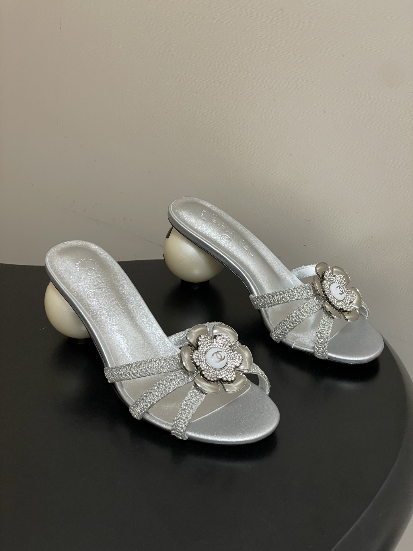 -Chanel 小香2026春夏走秀款双C巨型珍珠跟一字拖鞋经典双C钻面/珍珠蝴蝶结/山茶花高跟凉拖鞋将