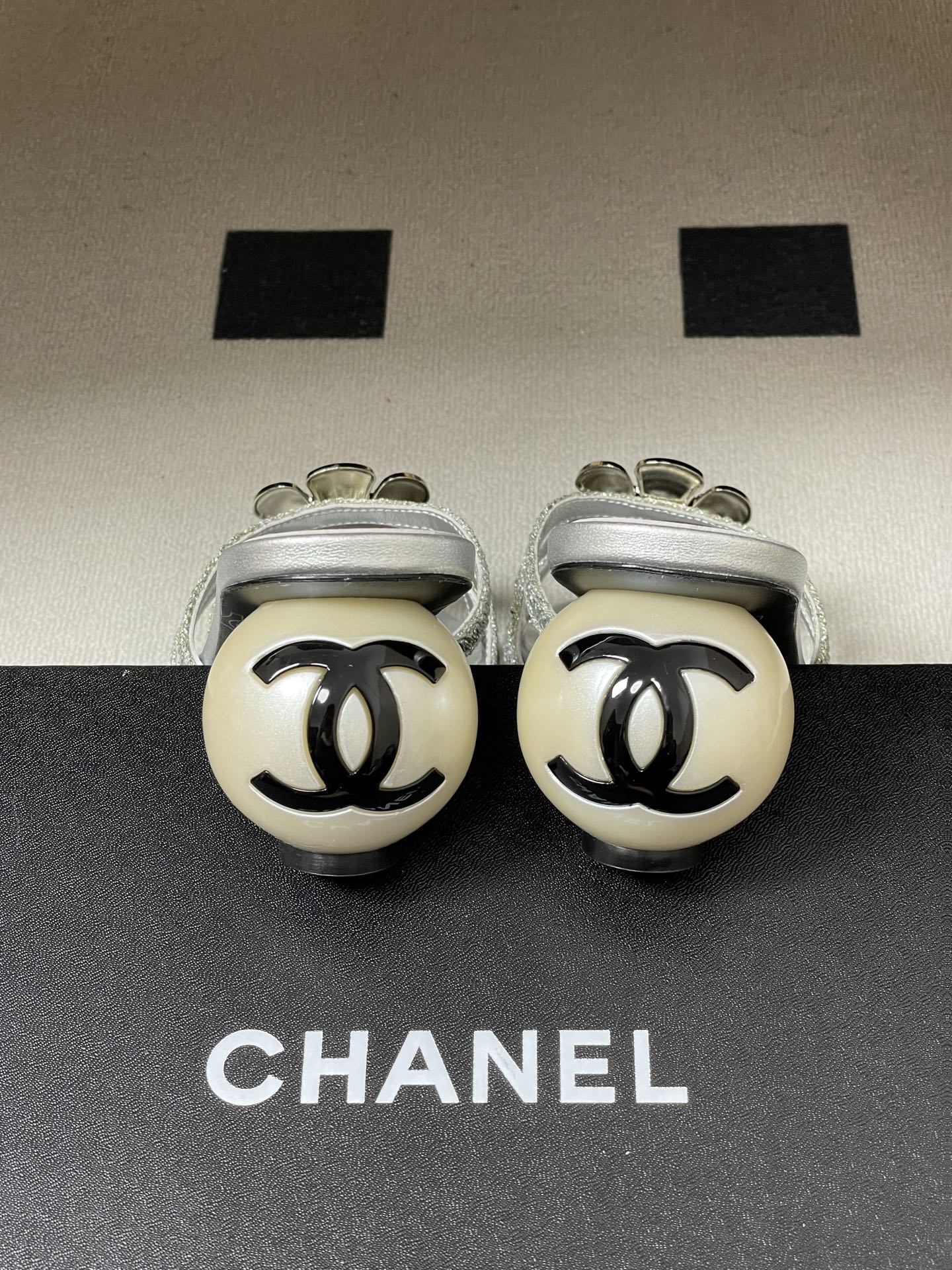 -Chanel 小香2026春夏走秀款双C巨型珍珠跟一字拖鞋经典双C钻面/珍珠蝴蝶结/山茶花高跟凉拖鞋将