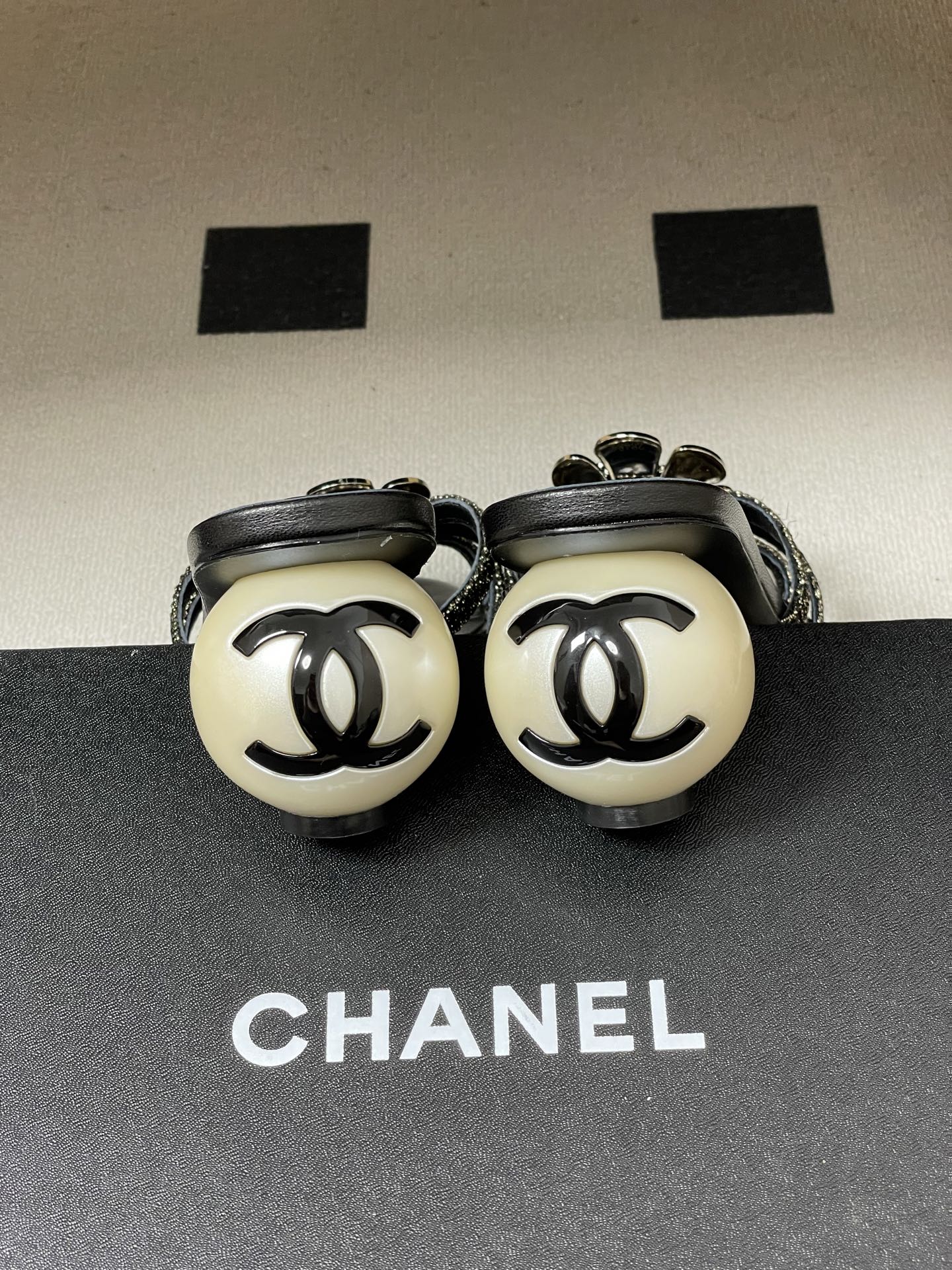 -Chanel 小香2026春夏走秀款双C巨型珍珠跟一字拖鞋经典双C钻面/珍珠蝴蝶结/山茶花高跟凉拖鞋将