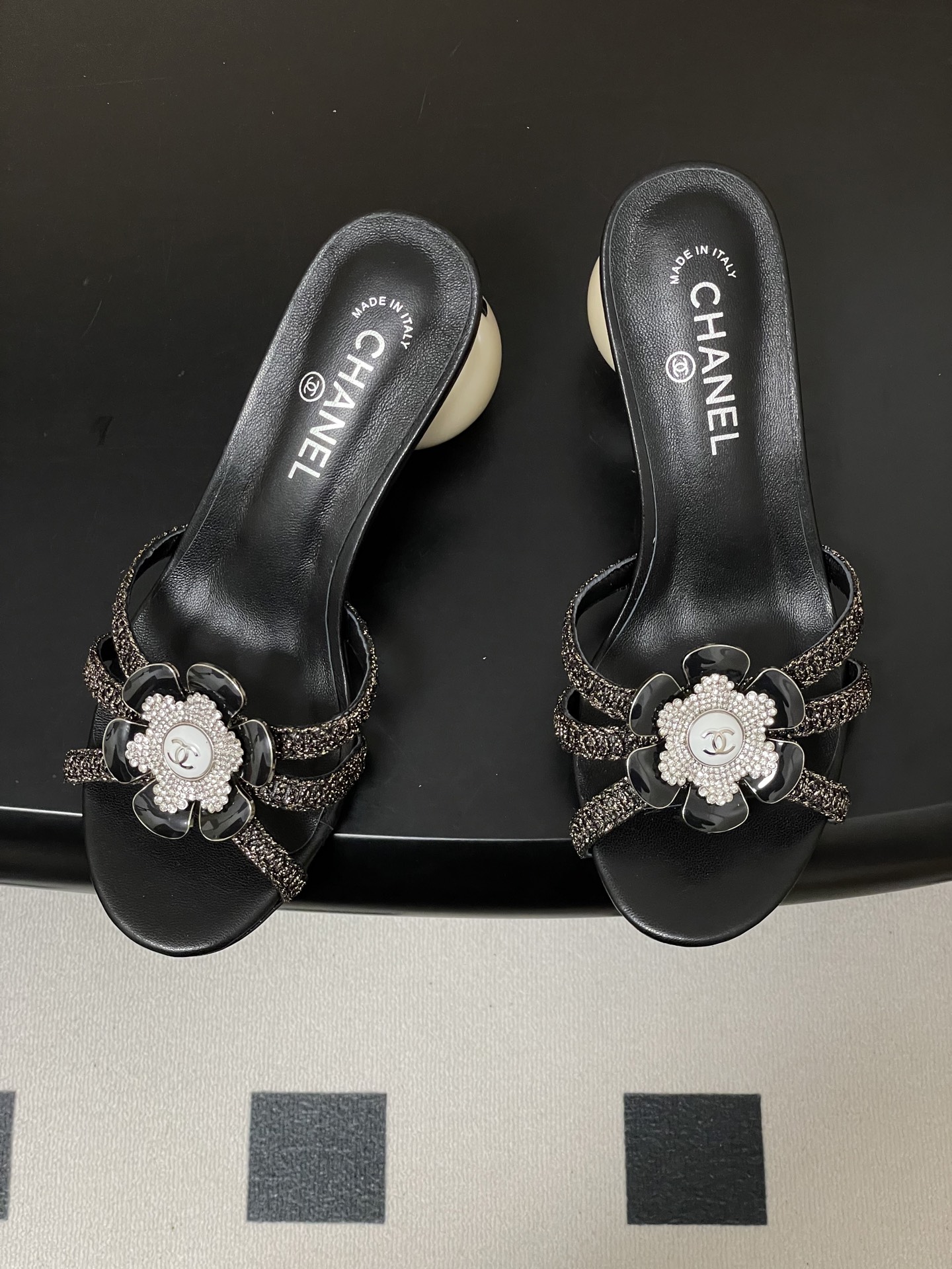 -Chanel 小香2026春夏走秀款双C巨型珍珠跟一字拖鞋经典双C钻面/珍珠蝴蝶结/山茶花高跟凉拖鞋将