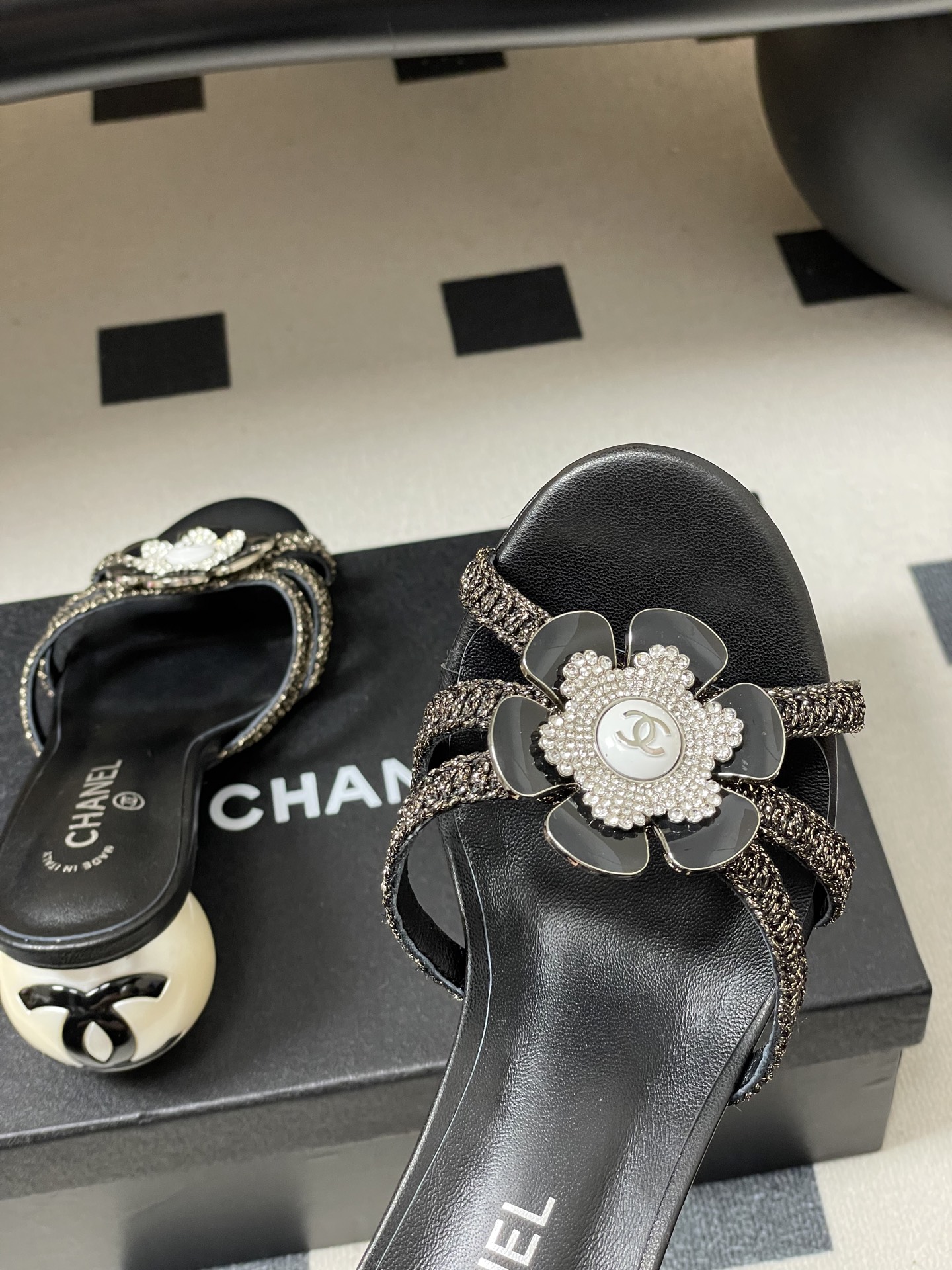 -Chanel 小香2026春夏走秀款双C巨型珍珠跟一字拖鞋经典双C钻面/珍珠蝴蝶结/山茶花高跟凉拖鞋将