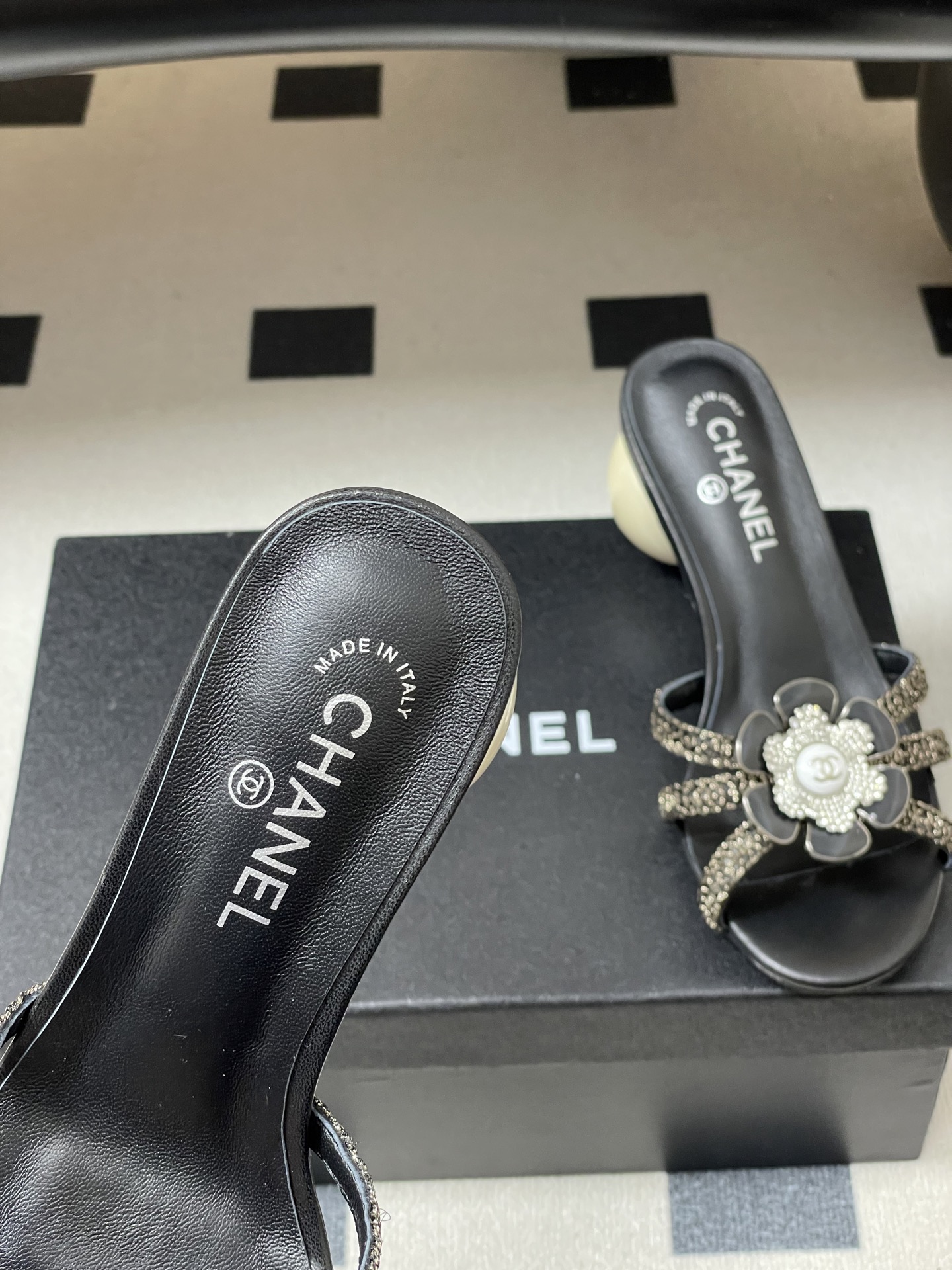 -Chanel 小香2026春夏走秀款双C巨型珍珠跟一字拖鞋经典双C钻面/珍珠蝴蝶结/山茶花高跟凉拖鞋将