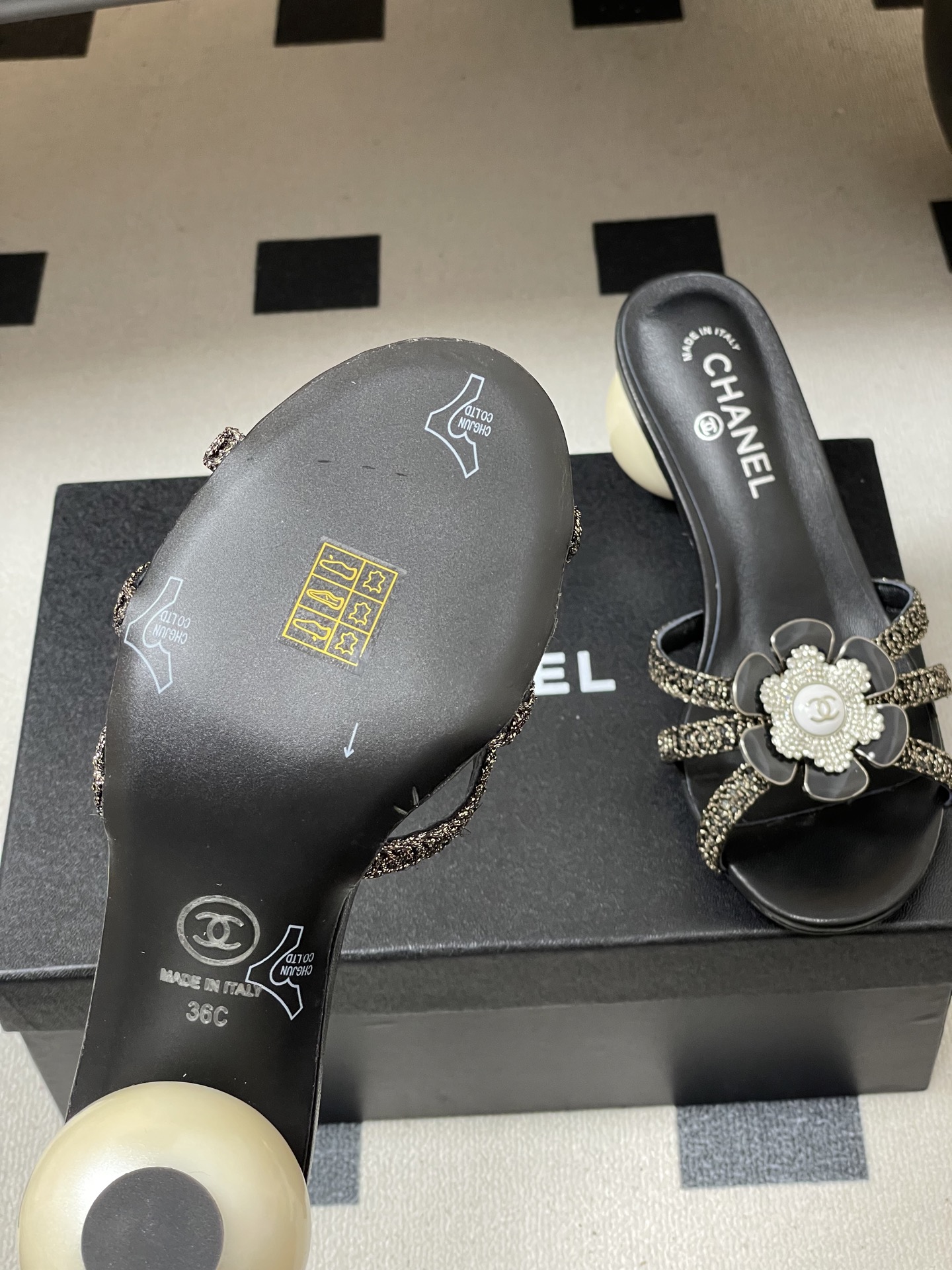 -Chanel 小香2026春夏走秀款双C巨型珍珠跟一字拖鞋经典双C钻面/珍珠蝴蝶结/山茶花高跟凉拖鞋将