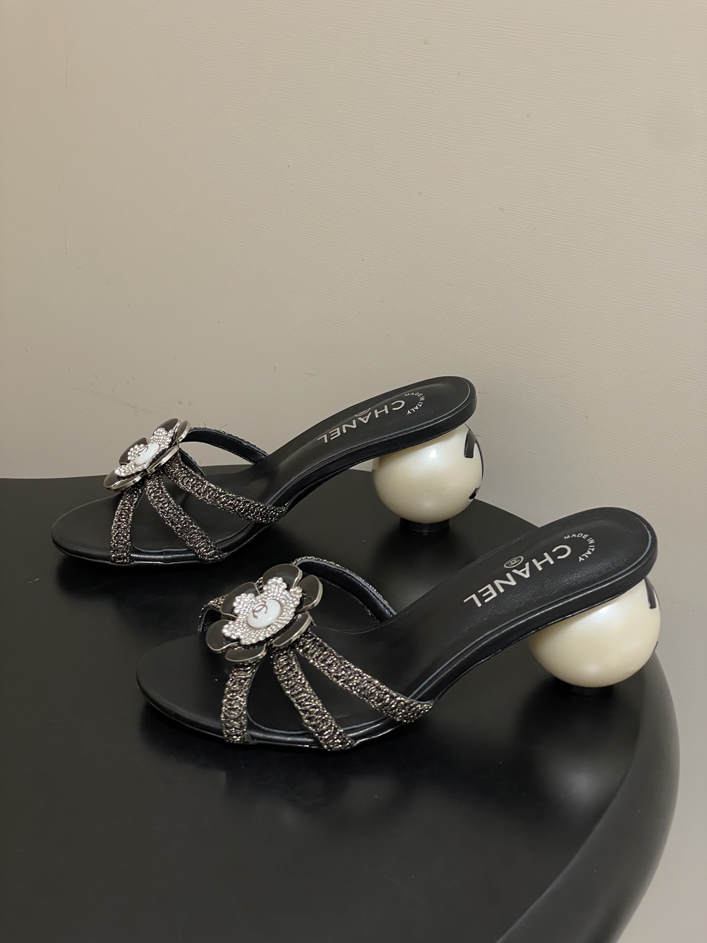 -Chanel 小香2026春夏走秀款双C巨型珍珠跟一字拖鞋经典双C钻面/珍珠蝴蝶结/山茶花高跟凉拖鞋将