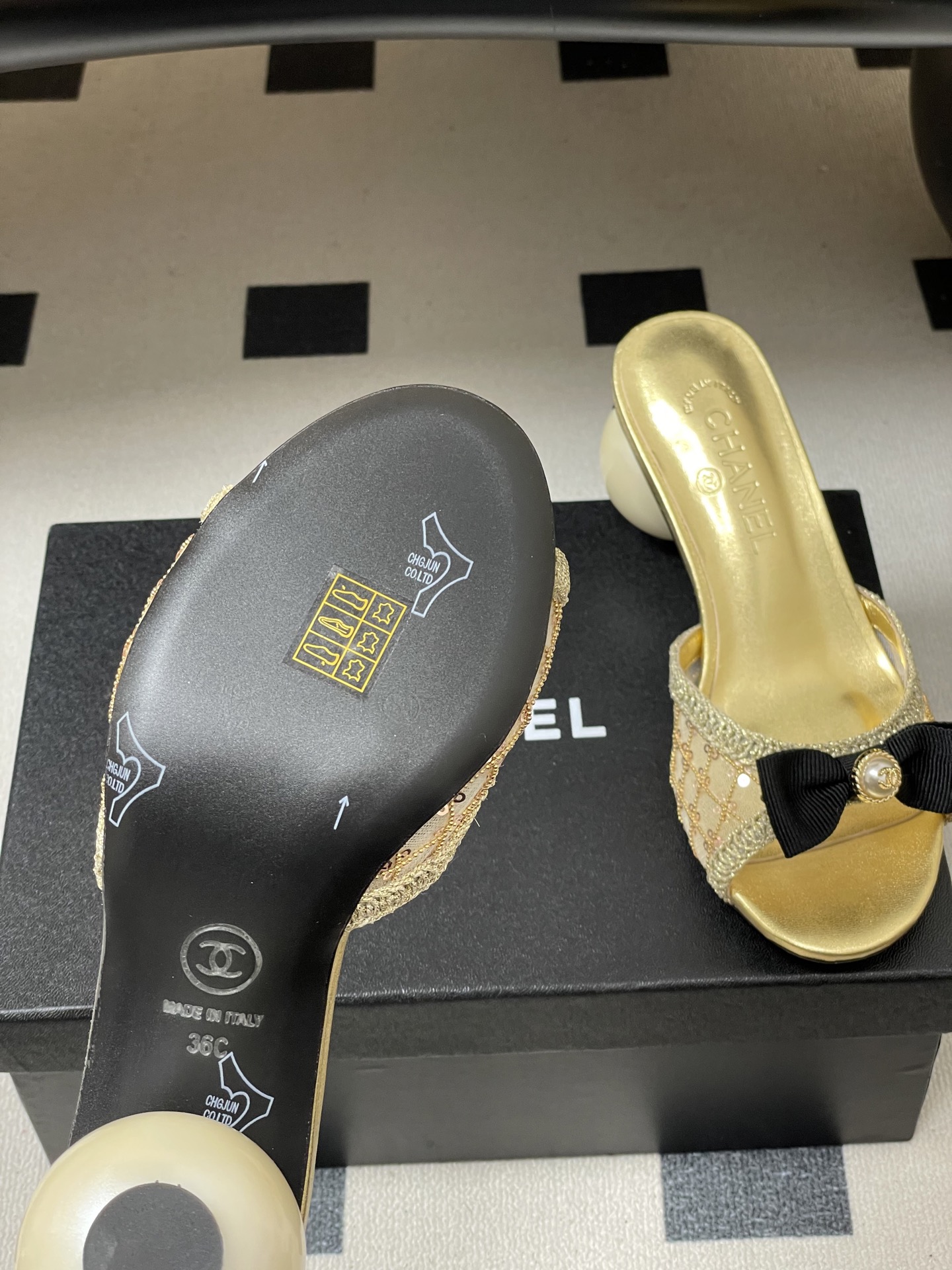 -Chanel 小香2026春夏走秀款双C巨型珍珠跟一字拖鞋经典双C钻面/珍珠蝴蝶结/山茶花高跟凉拖鞋将