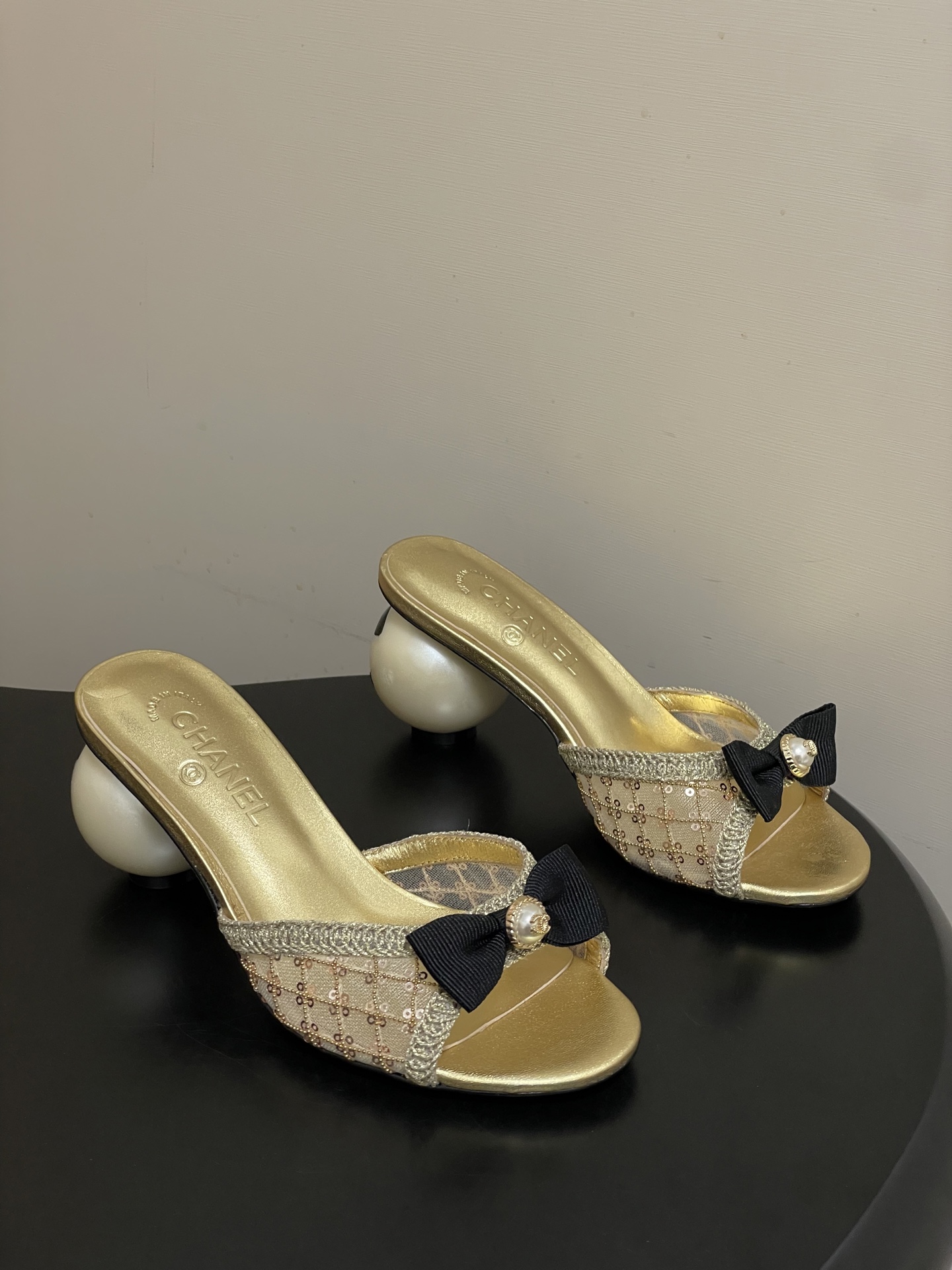 -Chanel 小香2026春夏走秀款双C巨型珍珠跟一字拖鞋经典双C钻面/珍珠蝴蝶结/山茶花高跟凉拖鞋将