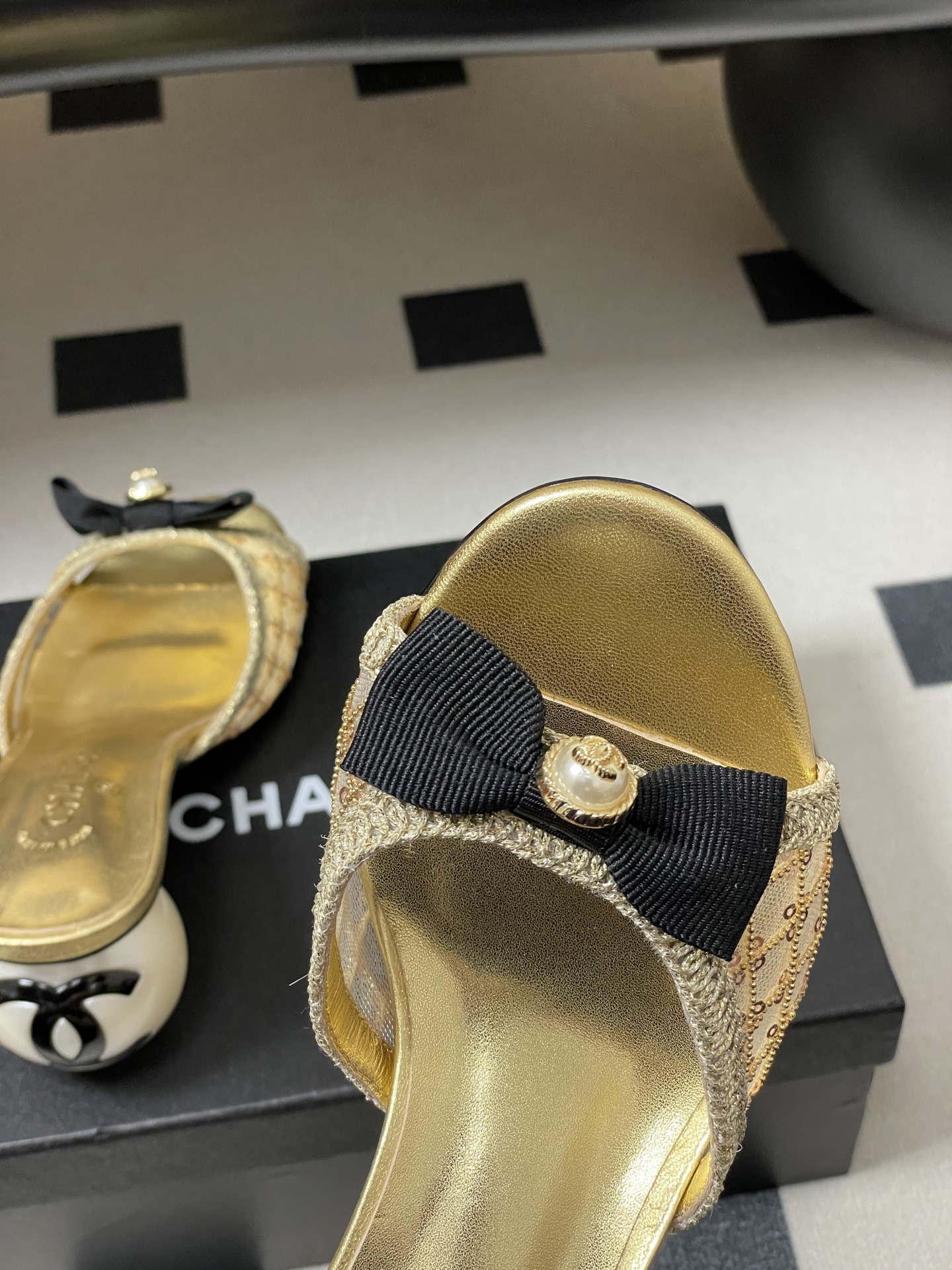 -Chanel 小香2026春夏走秀款双C巨型珍珠跟一字拖鞋经典双C钻面/珍珠蝴蝶结/山茶花高跟凉拖鞋将