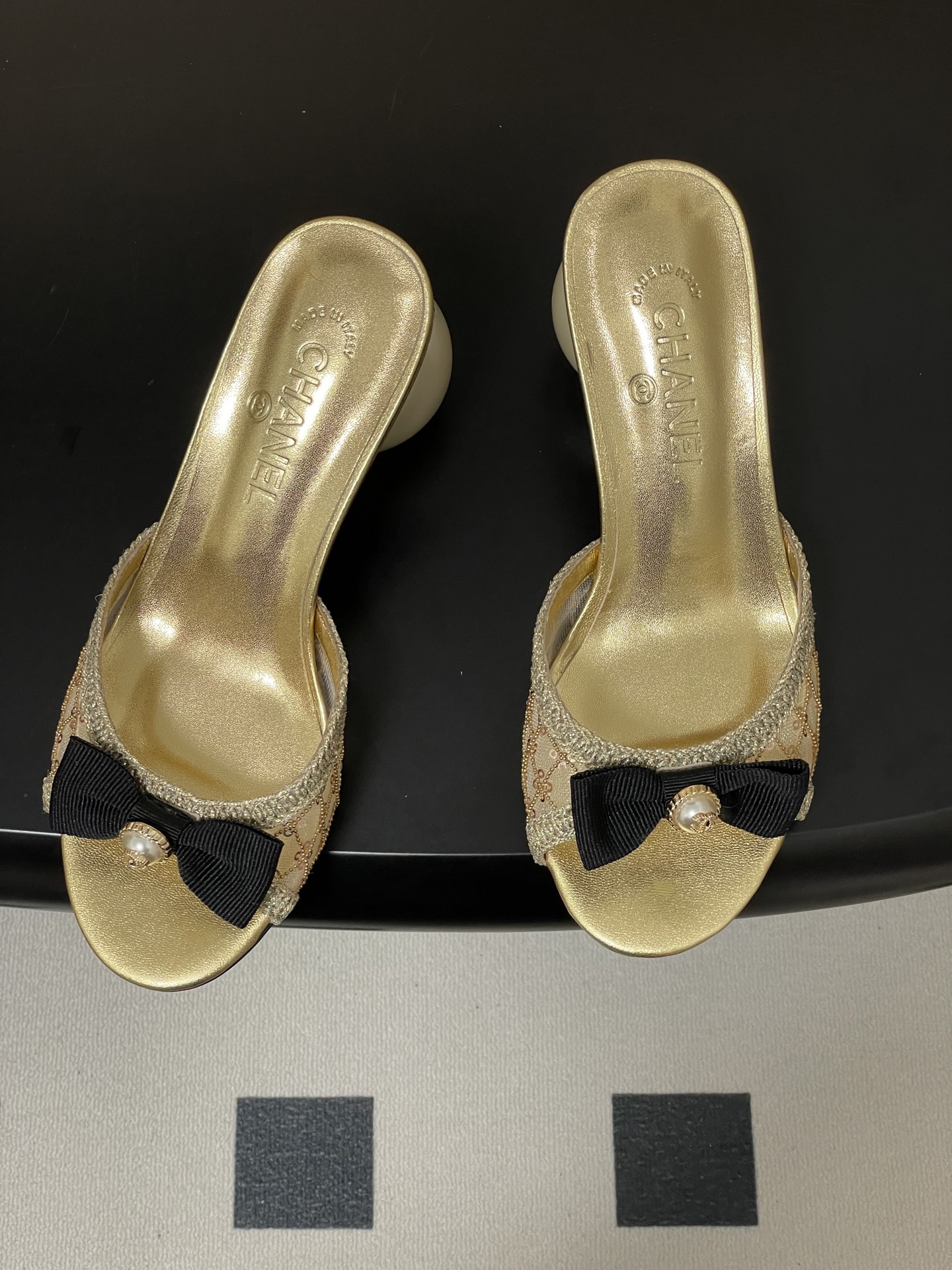 -Chanel 小香2026春夏走秀款双C巨型珍珠跟一字拖鞋经典双C钻面/珍珠蝴蝶结/山茶花高跟凉拖鞋将