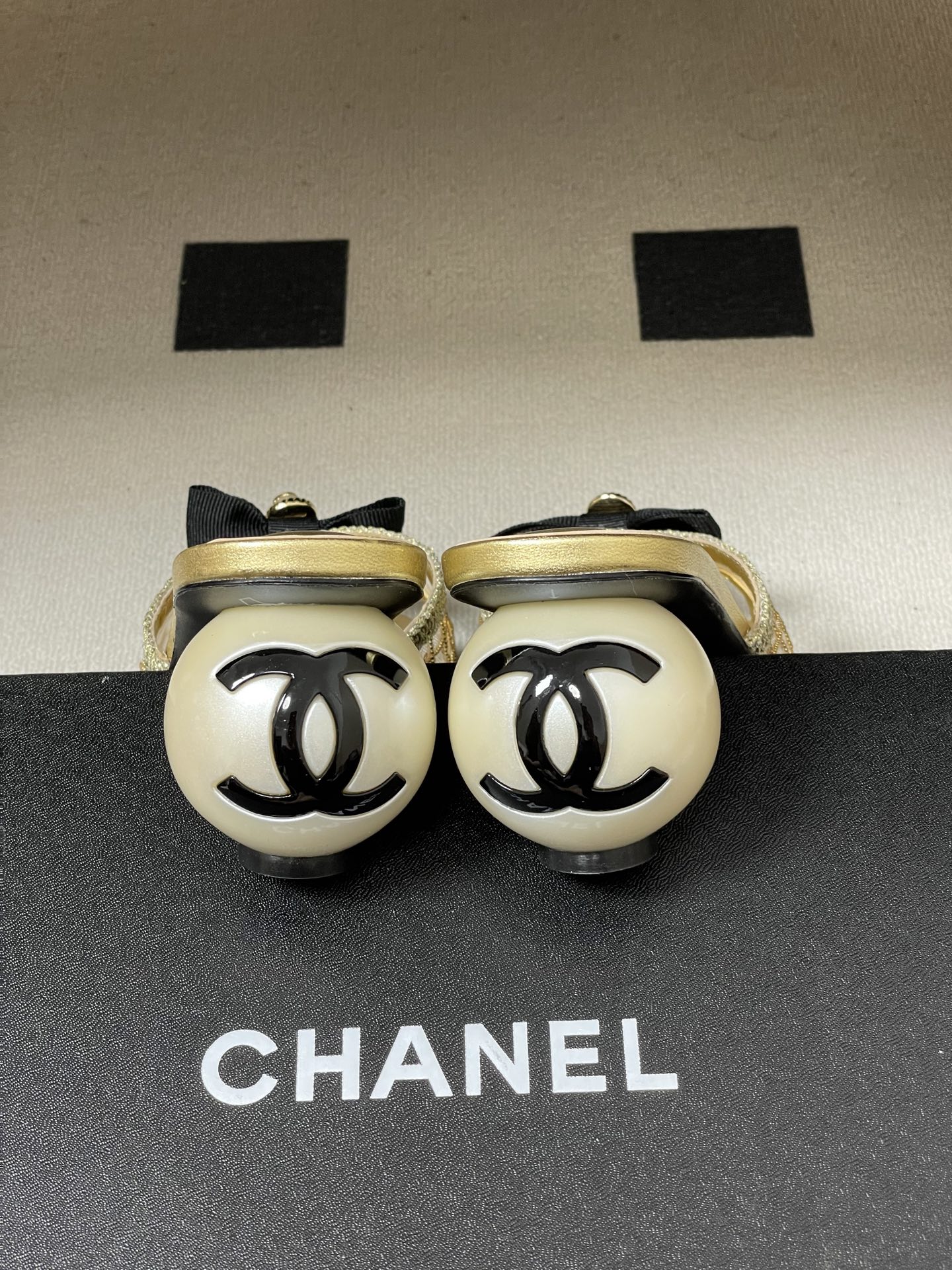 -Chanel 小香2026春夏走秀款双C巨型珍珠跟一字拖鞋经典双C钻面/珍珠蝴蝶结/山茶花高跟凉拖鞋将