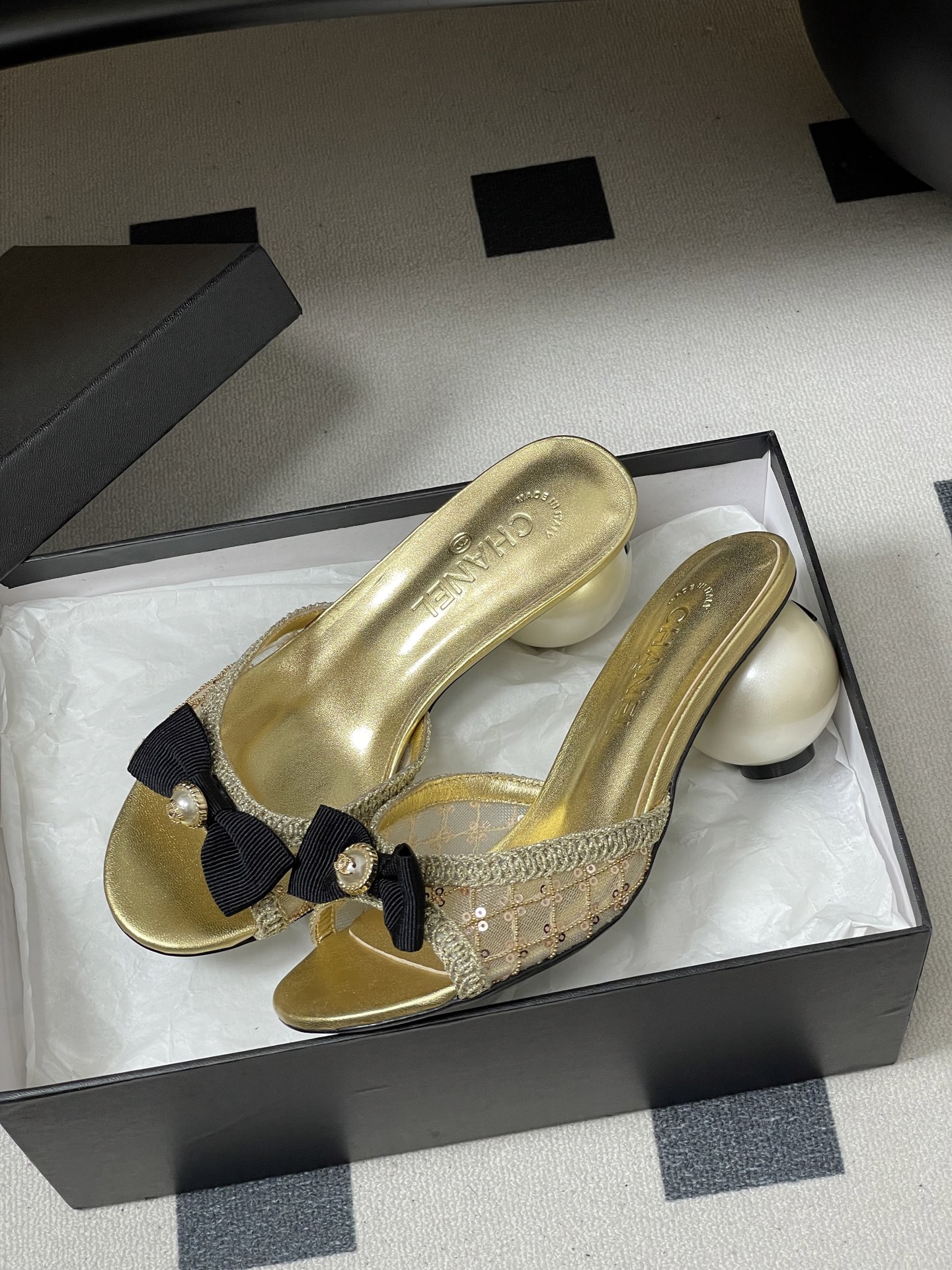 -Chanel 小香2026春夏走秀款双C巨型珍珠跟一字拖鞋经典双C钻面/珍珠蝴蝶结/山茶花高跟凉拖鞋将