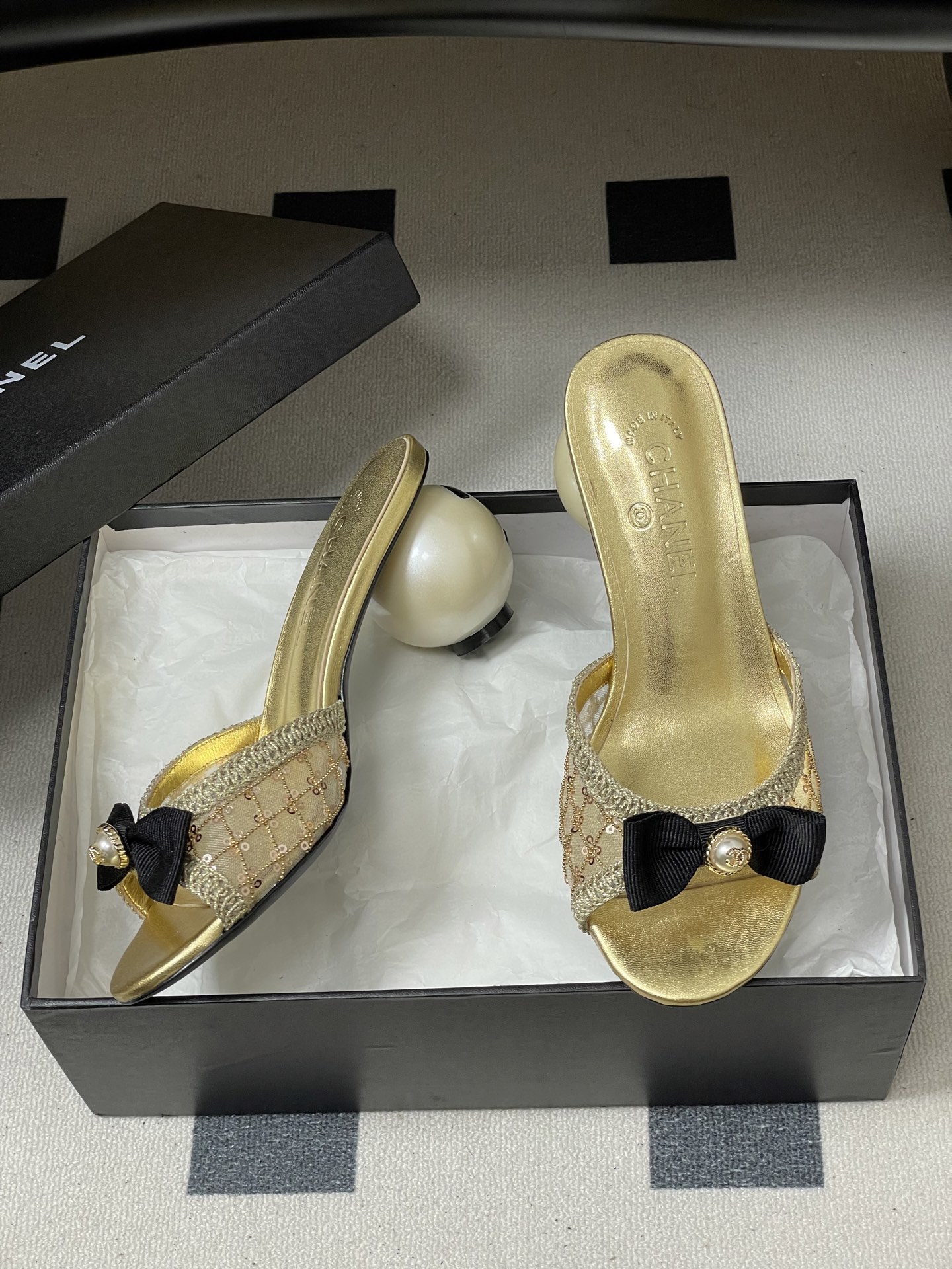 -Chanel 小香2026春夏走秀款双C巨型珍珠跟一字拖鞋经典双C钻面/珍珠蝴蝶结/山茶花高跟凉拖鞋将