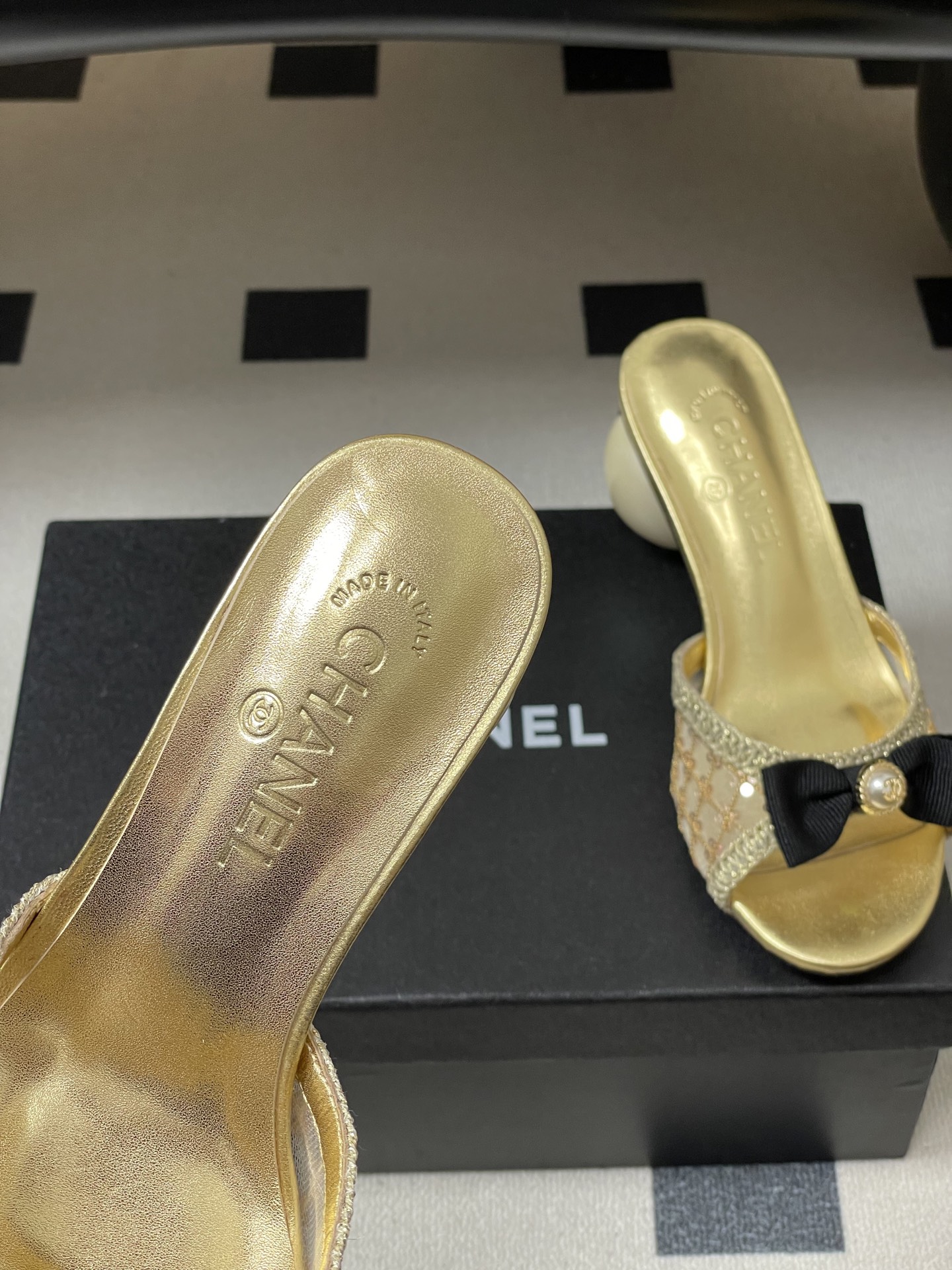 -Chanel 小香2026春夏走秀款双C巨型珍珠跟一字拖鞋经典双C钻面/珍珠蝴蝶结/山茶花高跟凉拖鞋将