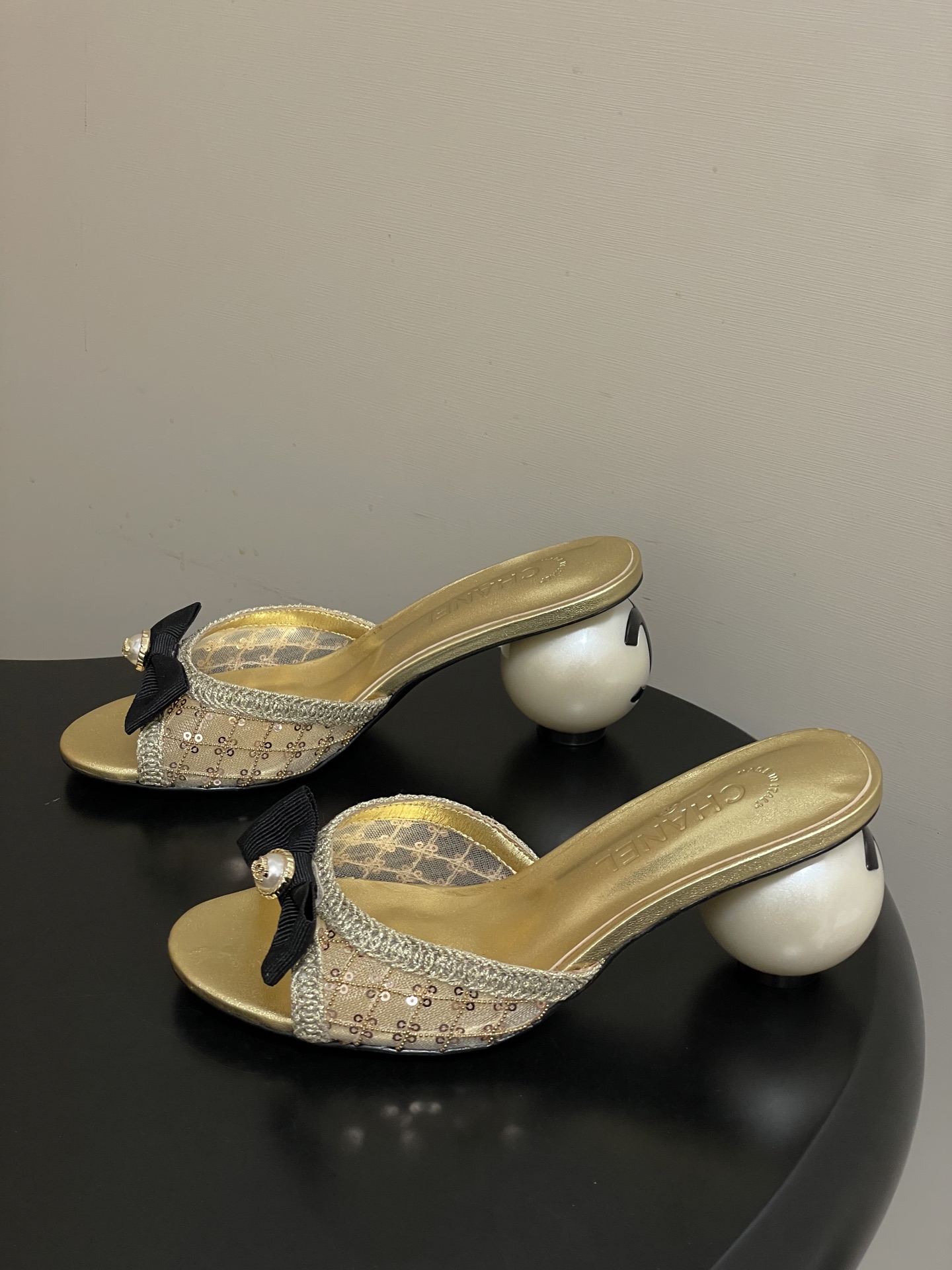 -Chanel 小香2026春夏走秀款双C巨型珍珠跟一字拖鞋经典双C钻面/珍珠蝴蝶结/山茶花高跟凉拖鞋将