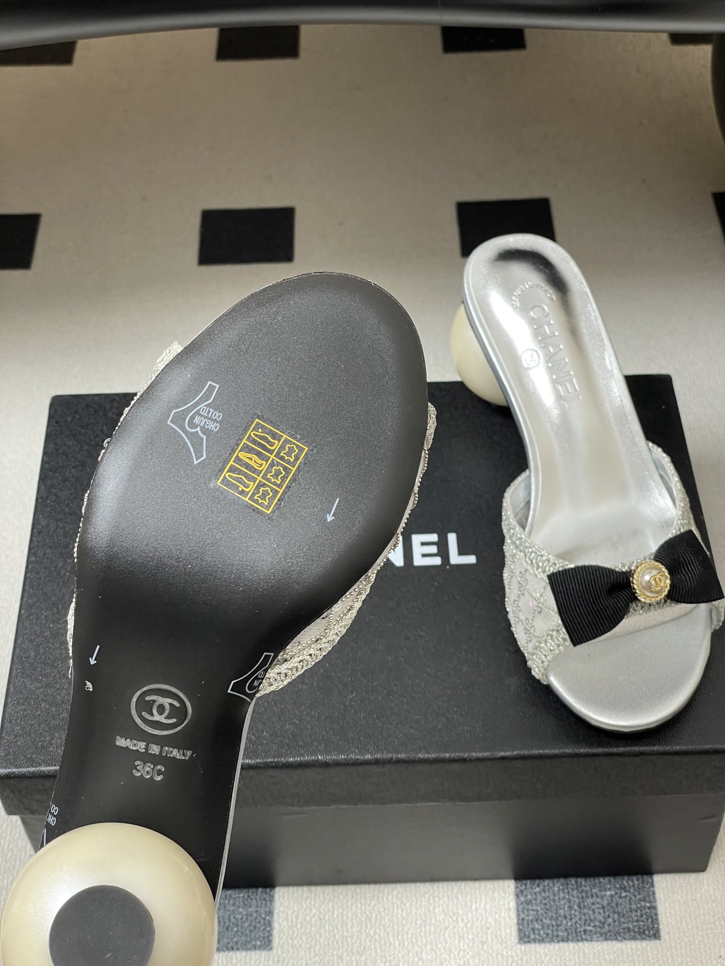 -Chanel 小香2026春夏走秀款双C巨型珍珠跟一字拖鞋经典双C钻面/珍珠蝴蝶结/山茶花高跟凉拖鞋将