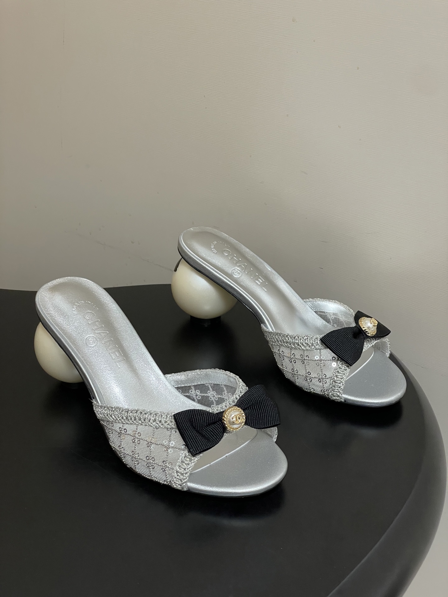 -Chanel 小香2026春夏走秀款双C巨型珍珠跟一字拖鞋经典双C钻面/珍珠蝴蝶结/山茶花高跟凉拖鞋将