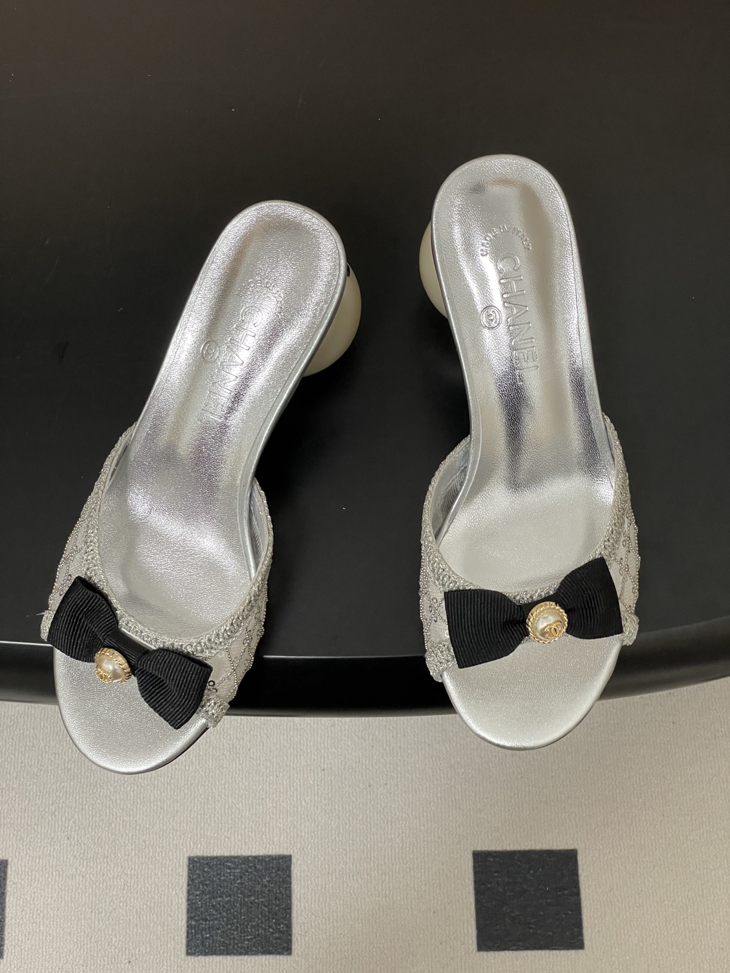 -Chanel 小香2026春夏走秀款双C巨型珍珠跟一字拖鞋经典双C钻面/珍珠蝴蝶结/山茶花高跟凉拖鞋将