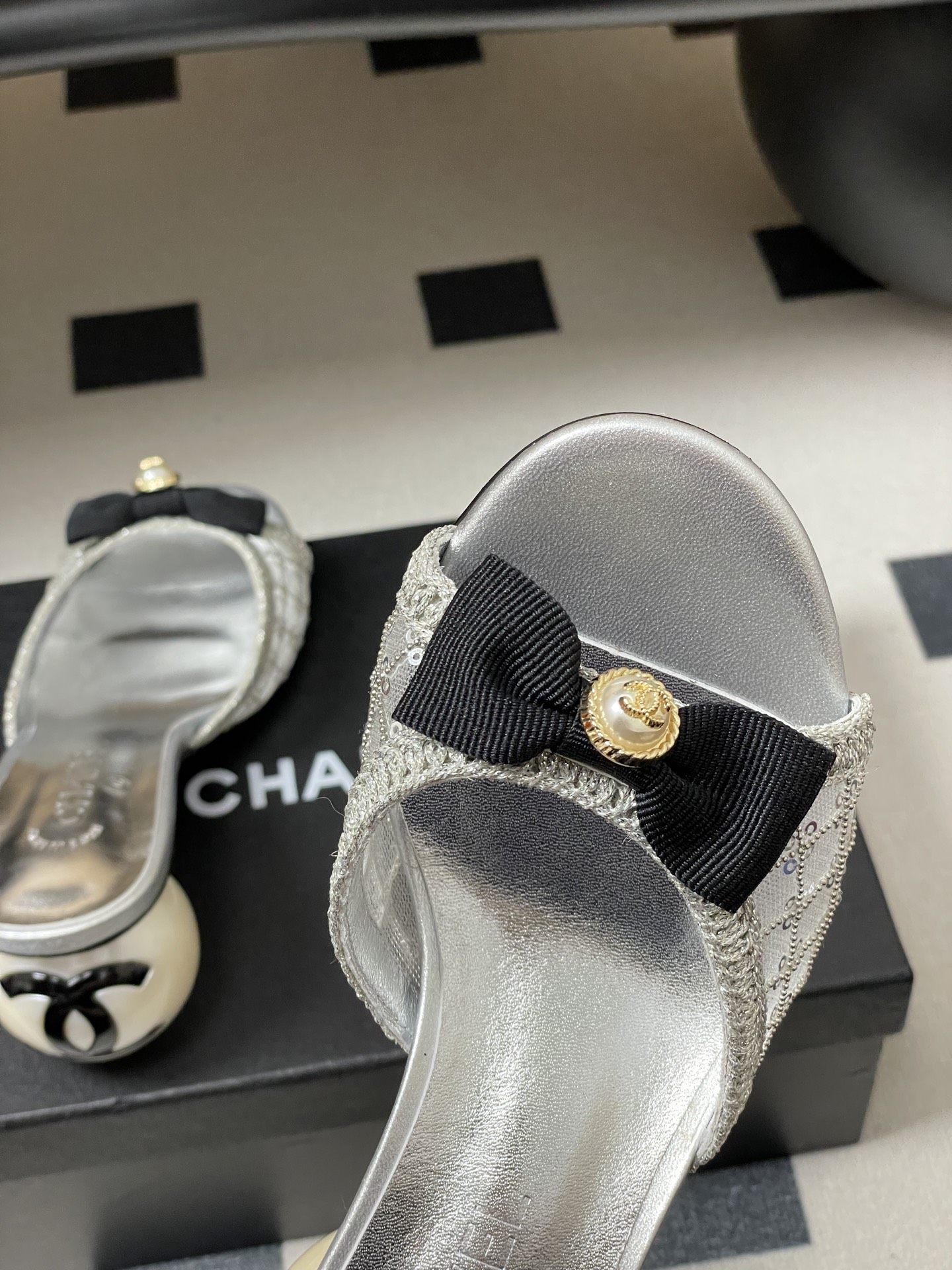 -Chanel 小香2026春夏走秀款双C巨型珍珠跟一字拖鞋经典双C钻面/珍珠蝴蝶结/山茶花高跟凉拖鞋将