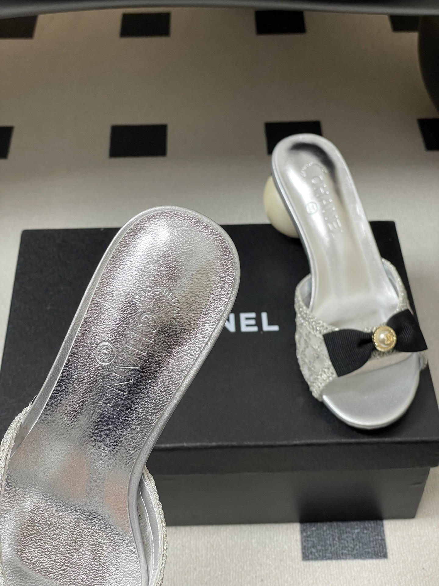 -Chanel 小香2026春夏走秀款双C巨型珍珠跟一字拖鞋经典双C钻面/珍珠蝴蝶结/山茶花高跟凉拖鞋将