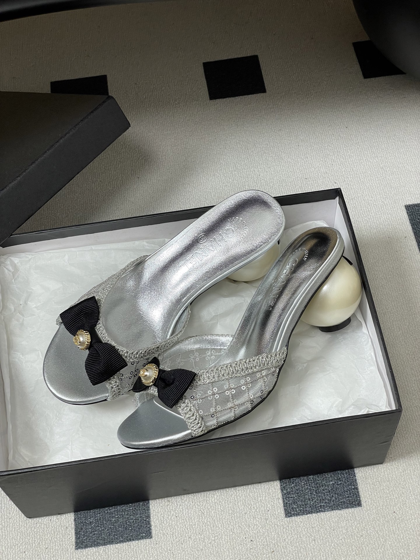 -Chanel 小香2026春夏走秀款双C巨型珍珠跟一字拖鞋经典双C钻面/珍珠蝴蝶结/山茶花高跟凉拖鞋将