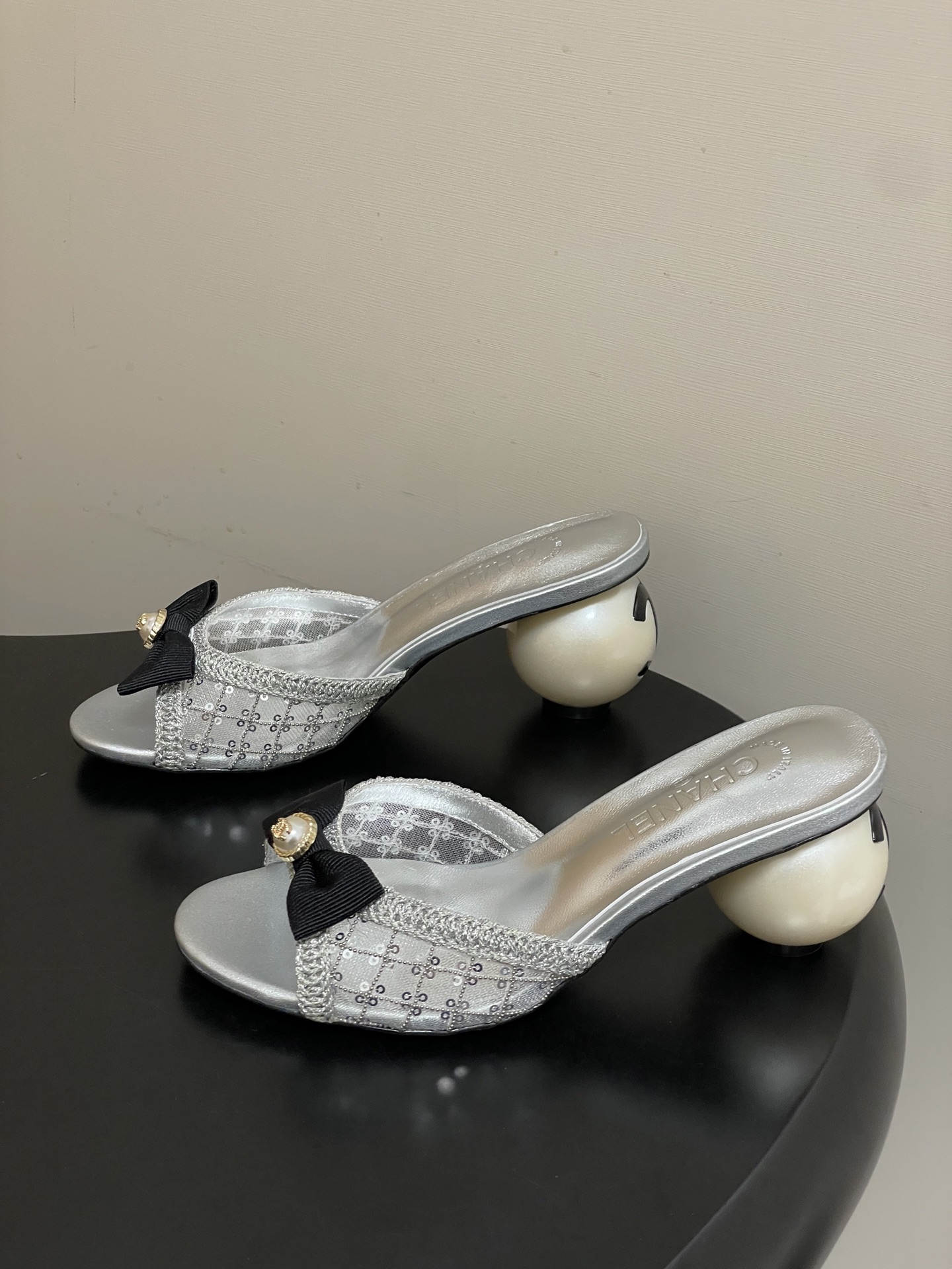 -Chanel 小香2026春夏走秀款双C巨型珍珠跟一字拖鞋经典双C钻面/珍珠蝴蝶结/山茶花高跟凉拖鞋将