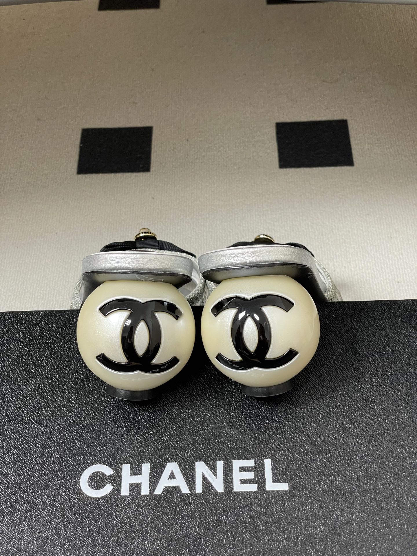 -Chanel 小香2026春夏走秀款双C巨型珍珠跟一字拖鞋经典双C钻面/珍珠蝴蝶结/山茶花高跟凉拖鞋将