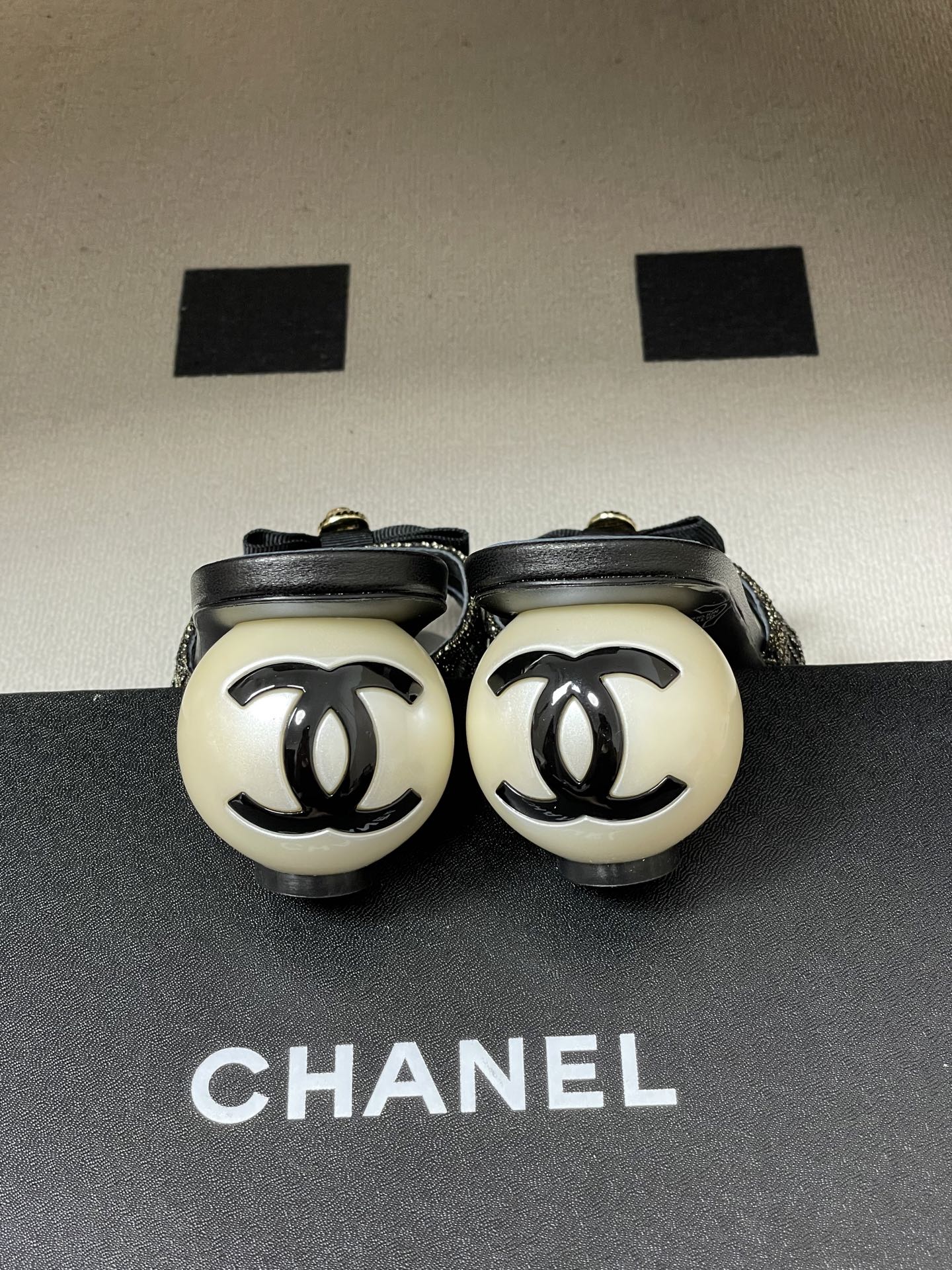 -Chanel 小香2026春夏走秀款双C巨型珍珠跟一字拖鞋经典双C钻面/珍珠蝴蝶结/山茶花高跟凉拖鞋将