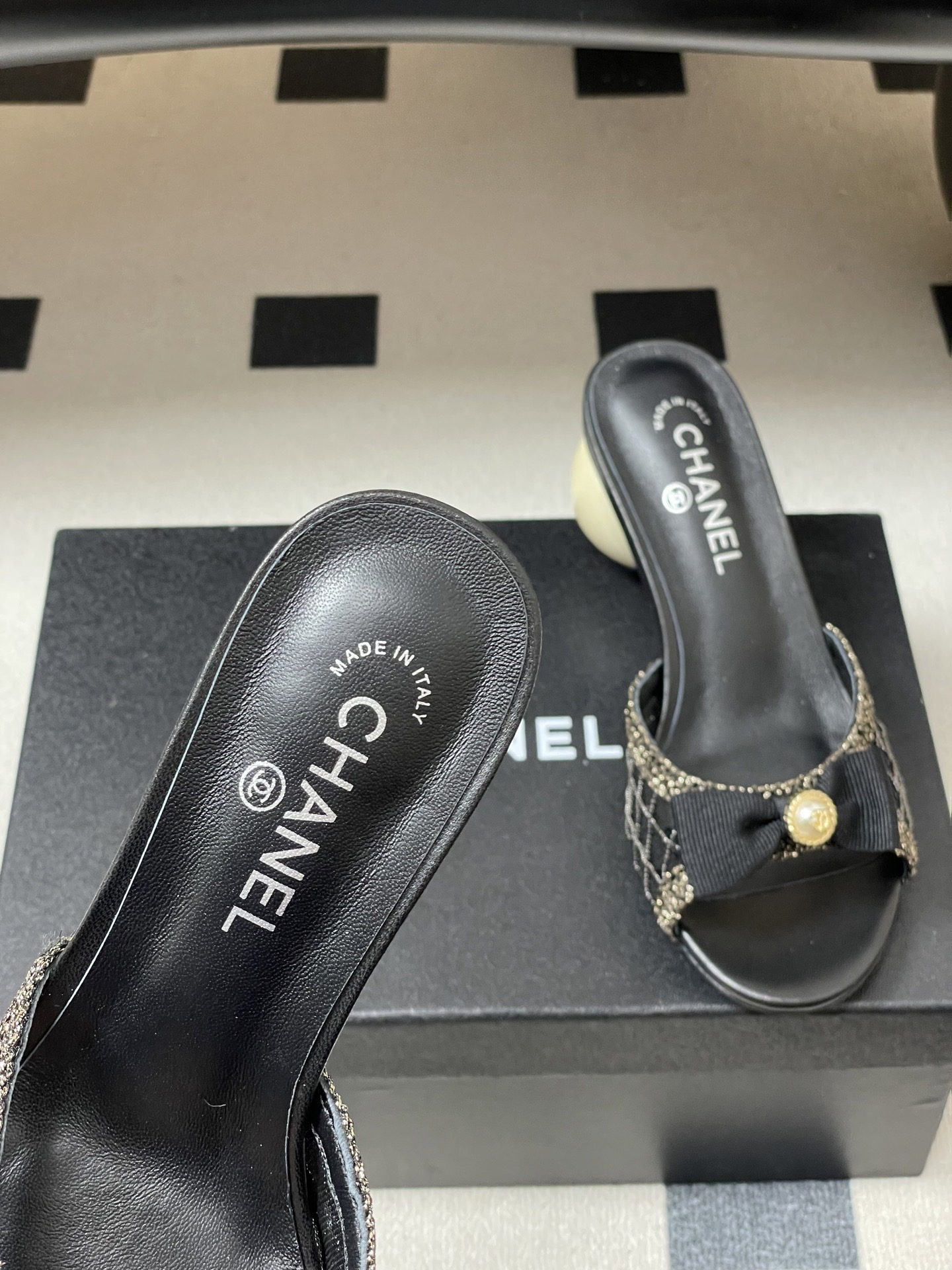 -Chanel 小香2026春夏走秀款双C巨型珍珠跟一字拖鞋经典双C钻面/珍珠蝴蝶结/山茶花高跟凉拖鞋将