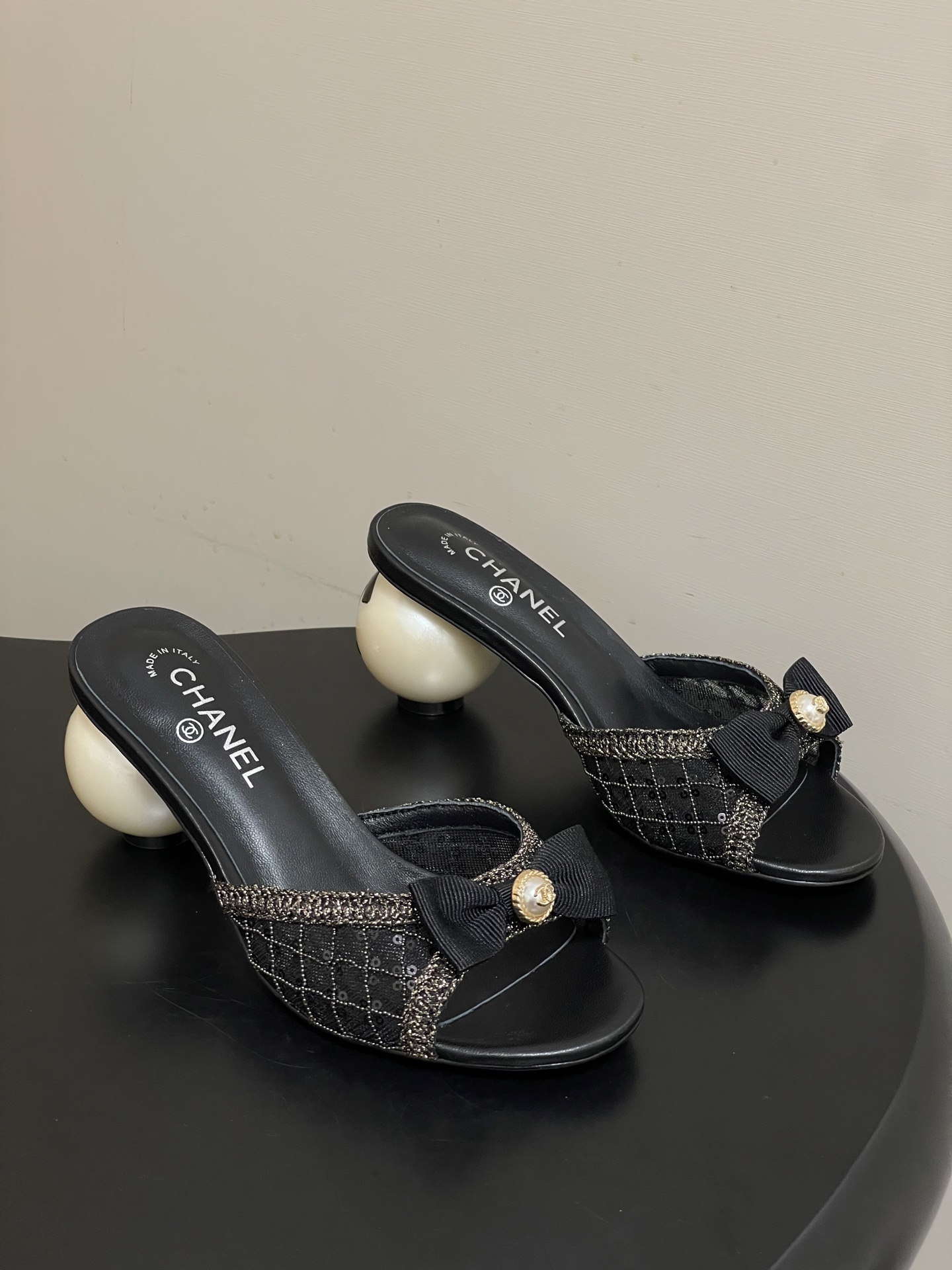 -Chanel 小香2026春夏走秀款双C巨型珍珠跟一字拖鞋经典双C钻面/珍珠蝴蝶结/山茶花高跟凉拖鞋将