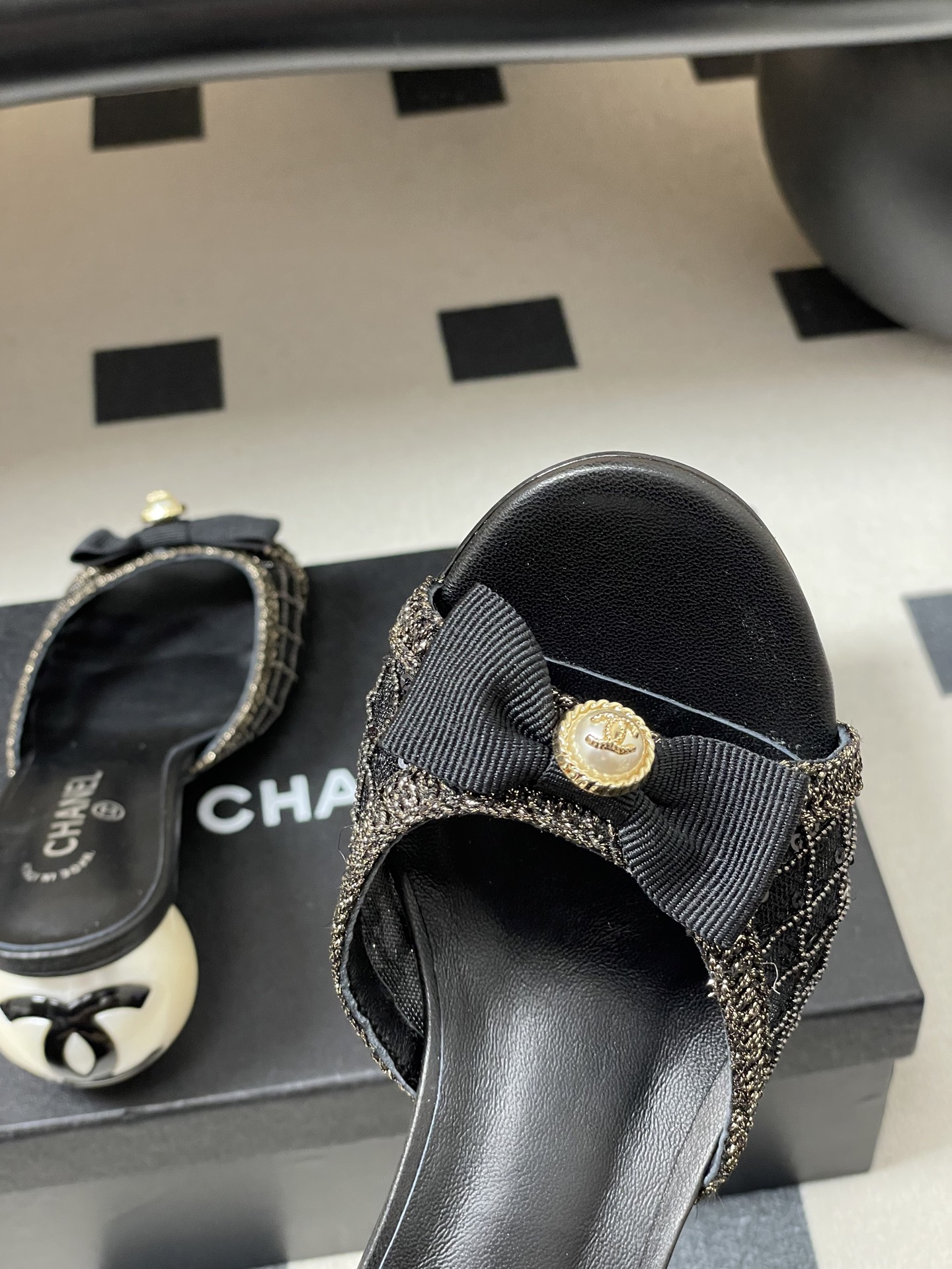 -Chanel 小香2026春夏走秀款双C巨型珍珠跟一字拖鞋经典双C钻面/珍珠蝴蝶结/山茶花高跟凉拖鞋将